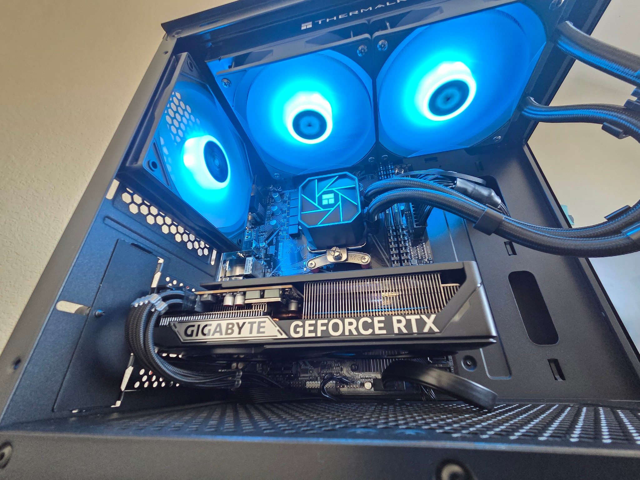 🔥 Frostshade RTX 5060 Gaming PC 🖤❄️
