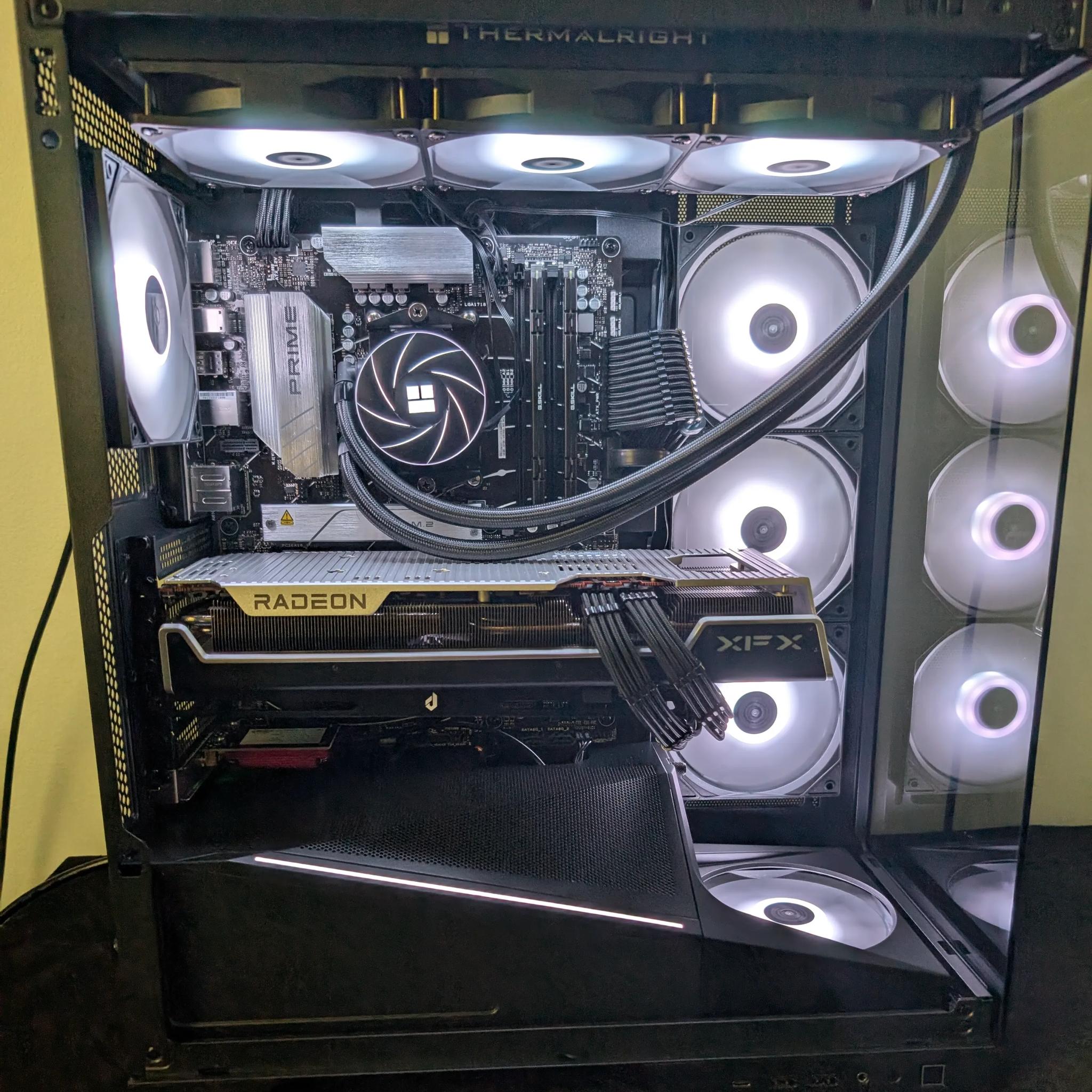 RX 7800 XT - Ryzen 7 9700x - 32 GB DDR5 6000 - 1 TB NVME Liquid Cooled