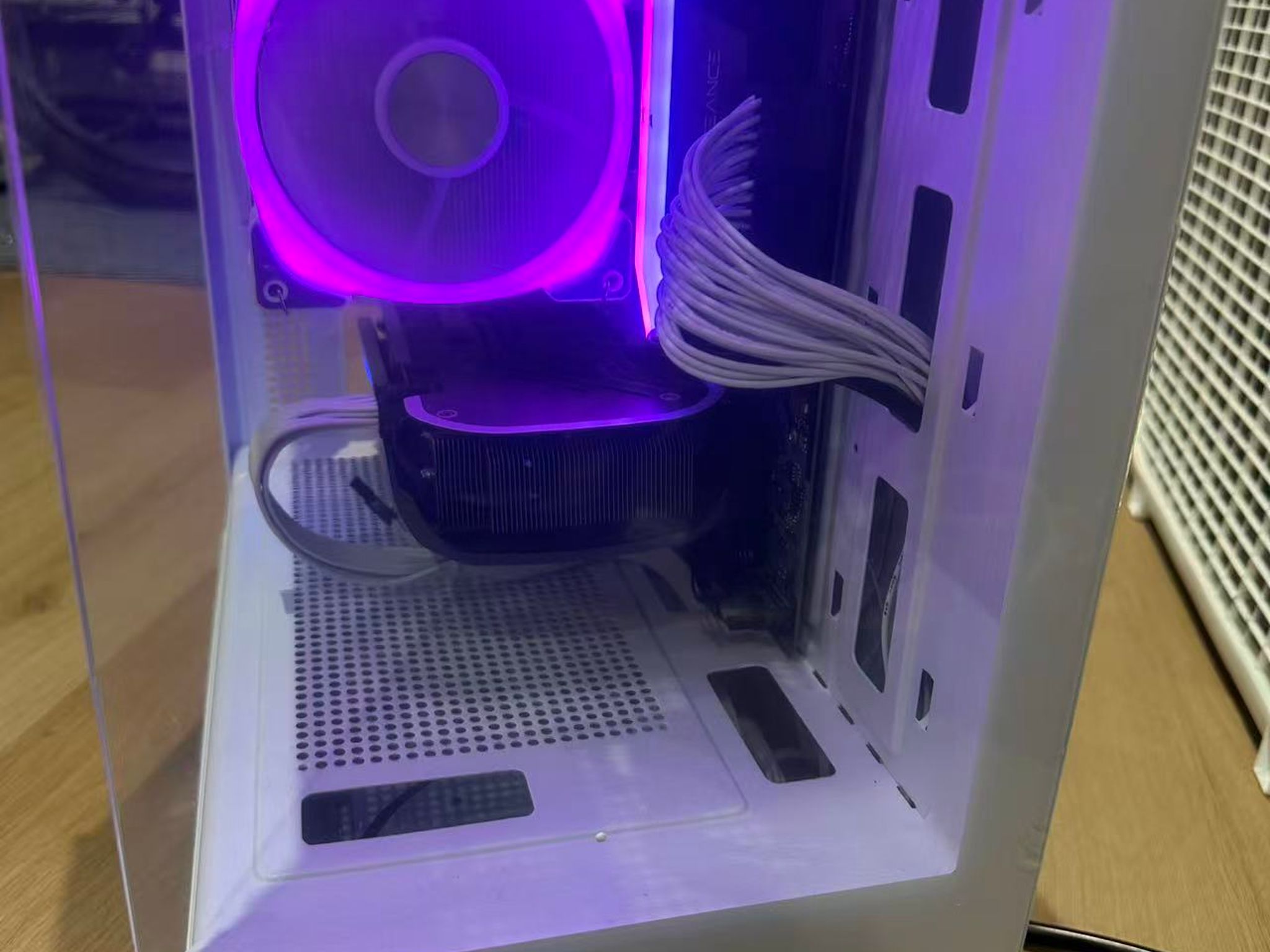 GeForce RTX 4060 Ti Custom Gaming PC - Ryzen 5 8400F Corsair 32GB ddr5