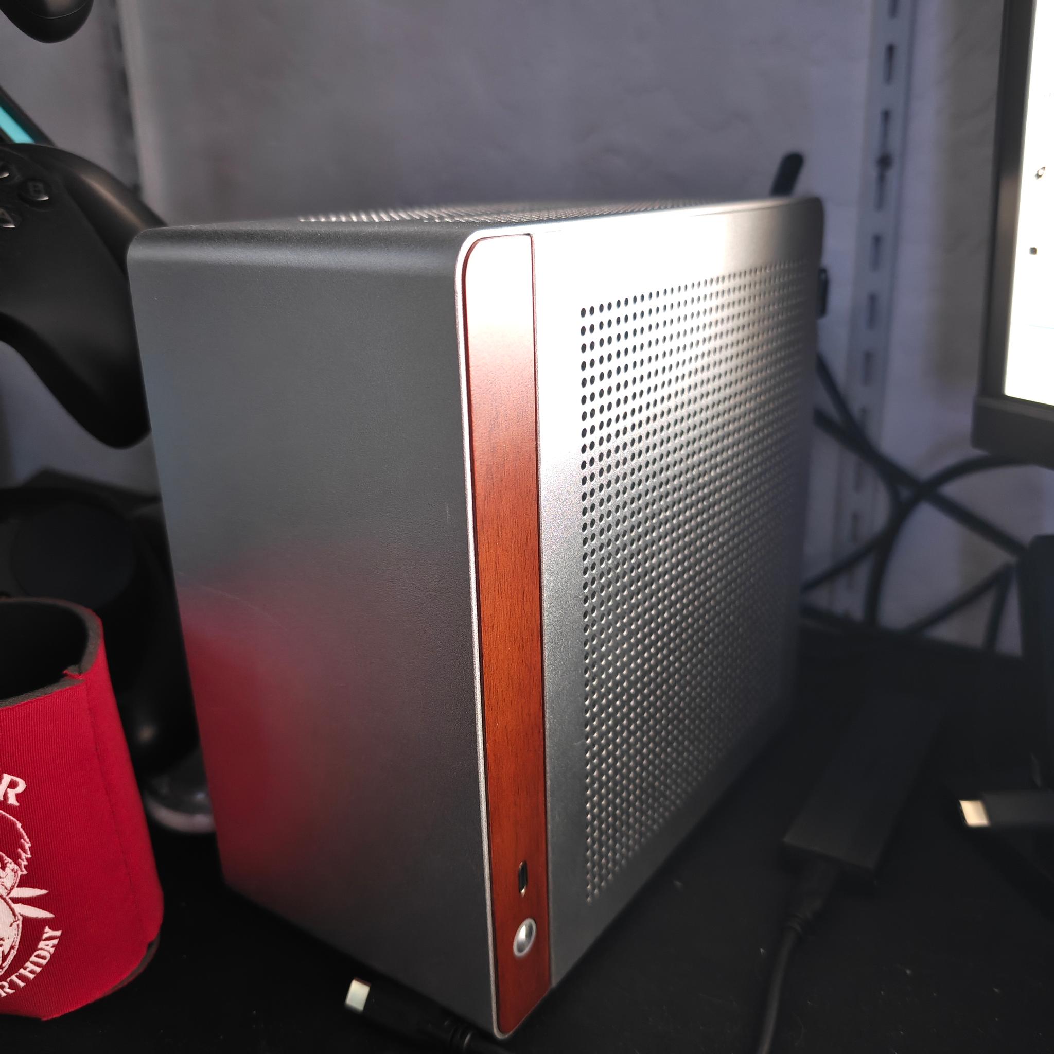 Small form factor gaming/ workstation PC