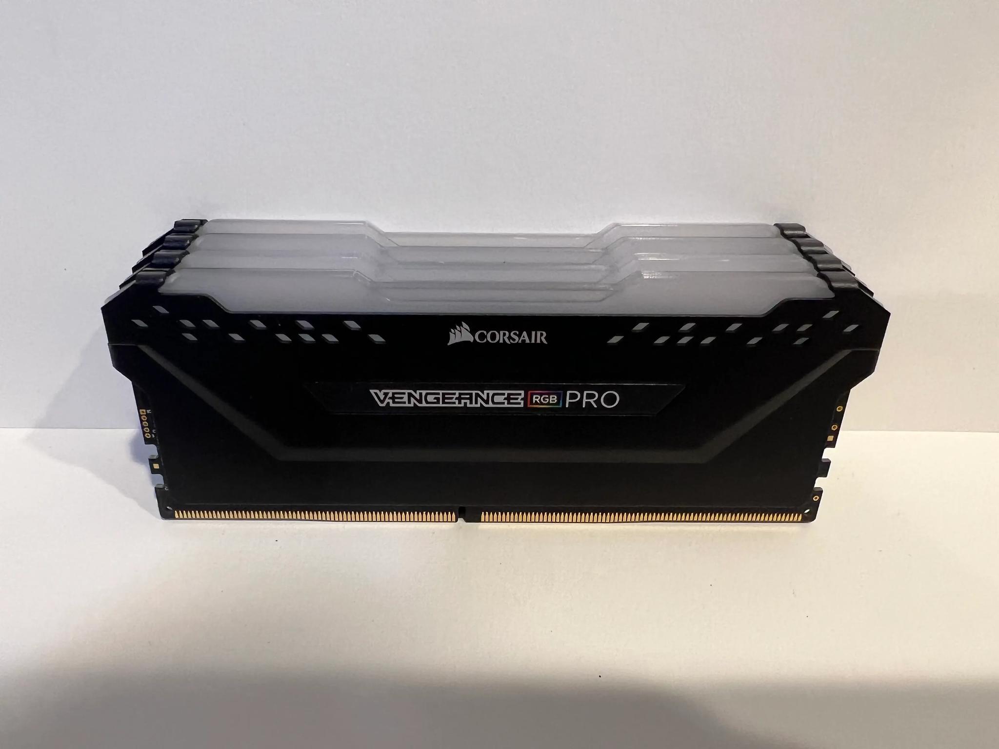 32GB DDR4 RAM - Corsair RGB 3000 MHz