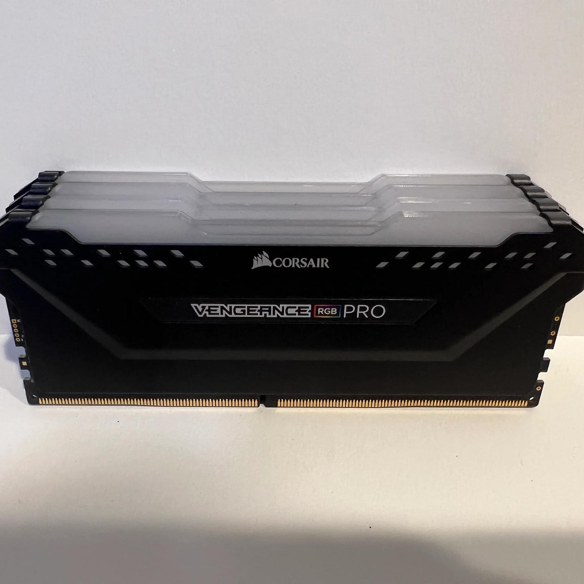 32GB DDR4 RAM - Corsair RGB 3000 MHz