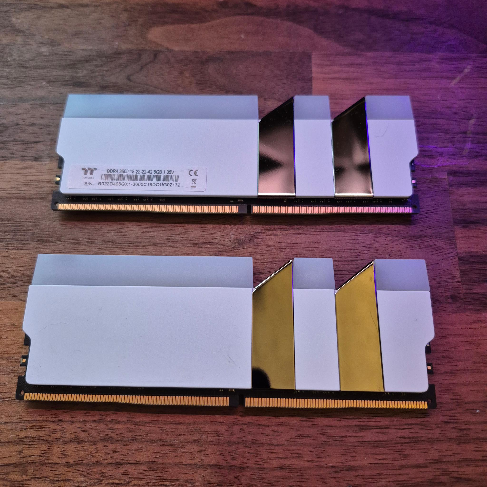 THERMALTAKE 16 GB DDR4 RGB RAM