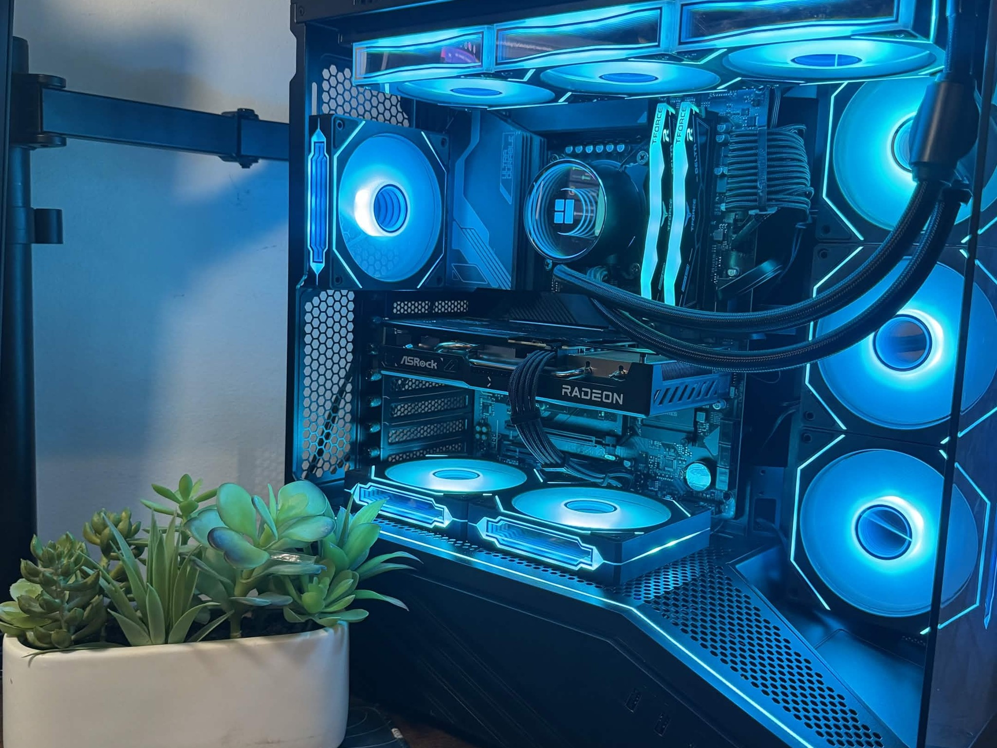 New Custom Showcase 14-Core Gaming PC - i5 14600KF | RX 9060 XT 16GB | 32GB 6400MHz DDR5