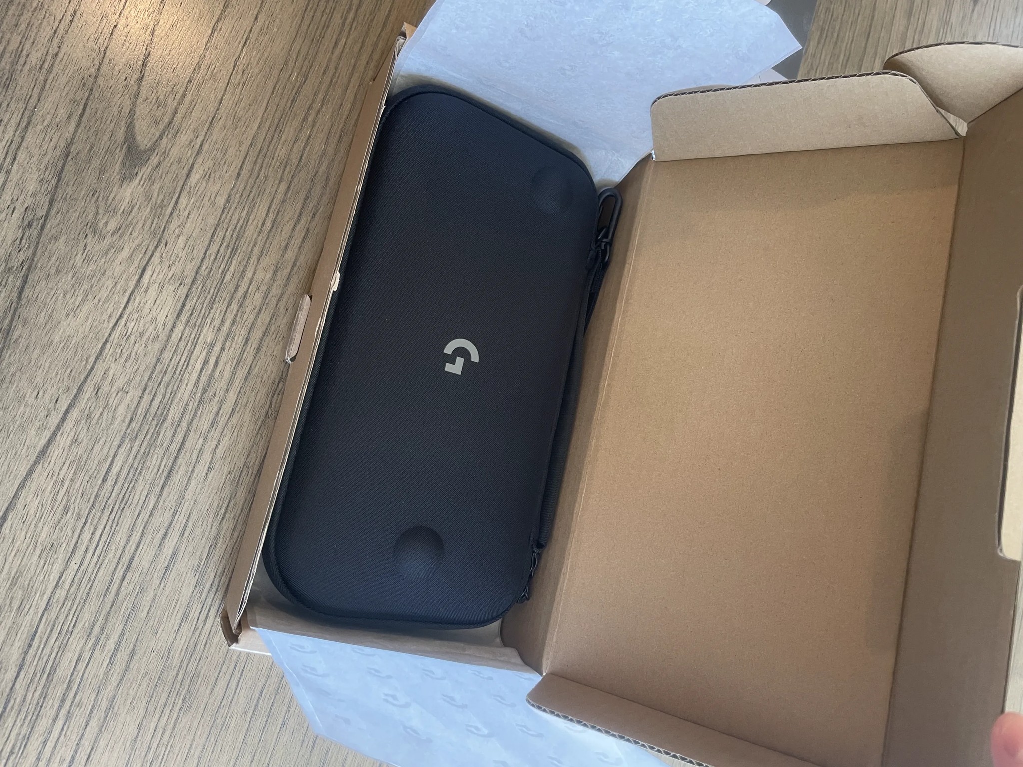 Logitech G CLOUD Handheld Portable Gaming Console 1080P 7-Inch Touchscreen