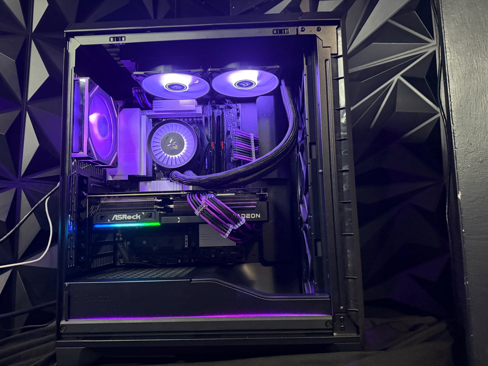 💜🌆 VIOLET CITY 🌆💜Ryzen 5 9600X| RX 9070XT| 32 GB DDR5|2 TB NVMe| 850W PSU