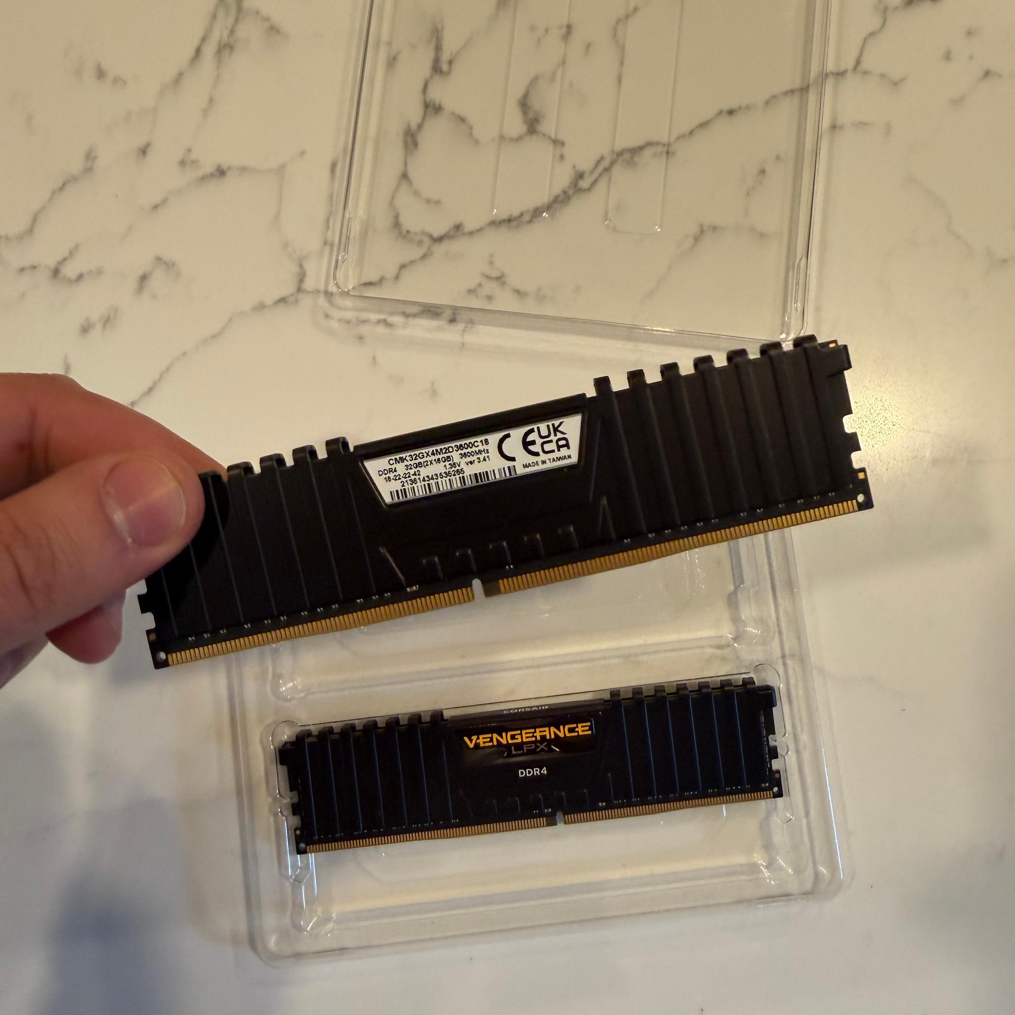 CORSAIR VENGEANCE LPX 32GB (2x16GB) DDR4 3600MHz