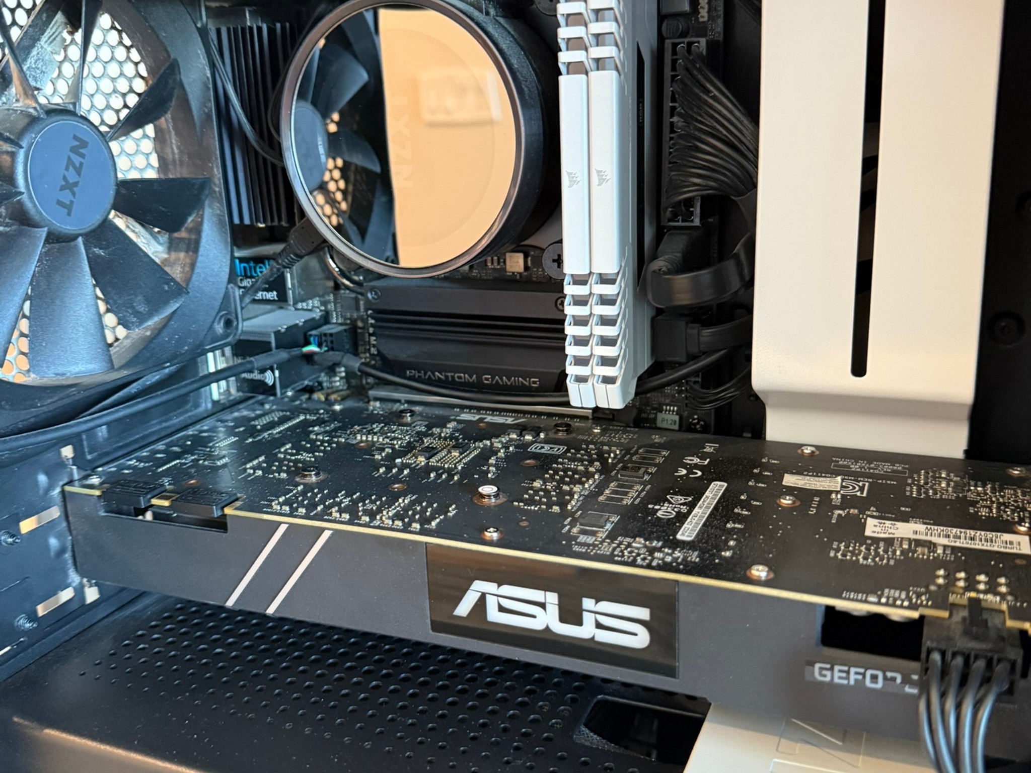 Sleek White Mini Gaming PC: i5-9600K, GTX 1070 Ti, 32GB RAM - Perfect for Esports & Minimalist Setup