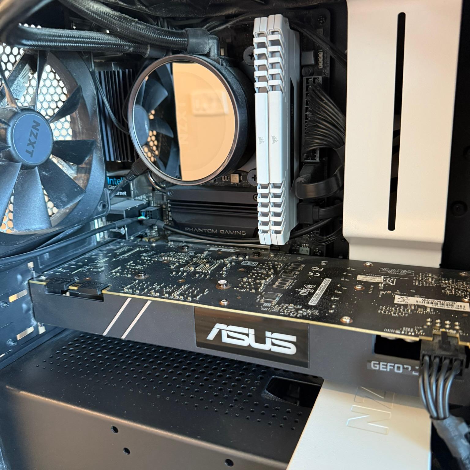 Sleek White Mini Gaming PC: i5-9600K, GTX 1070 Ti, 32GB RAM - Perfect for Esports & Minimalist Setup