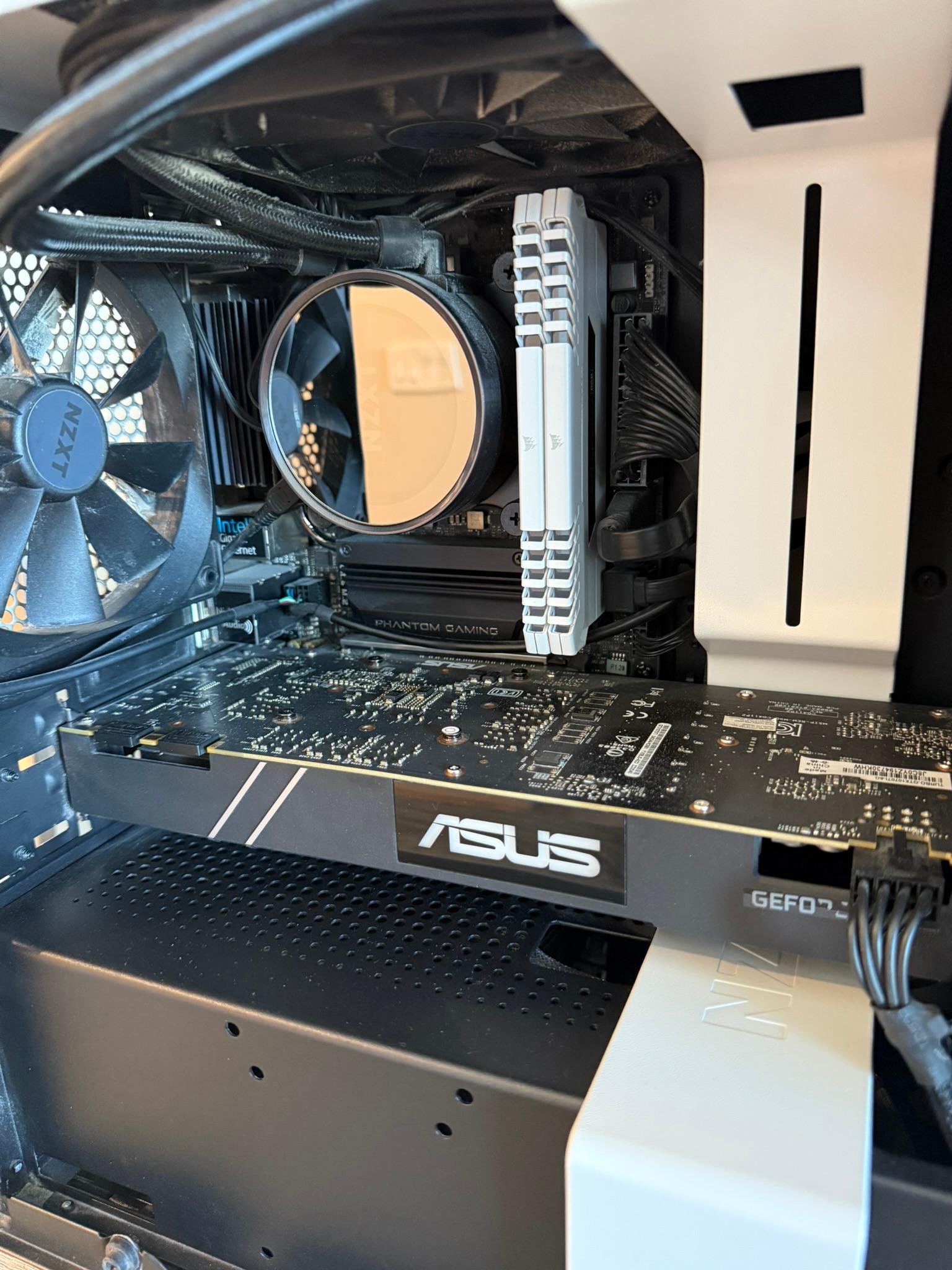 Sleek White Mini Gaming PC: i5-9600K, GTX 1070 Ti, 32GB RAM - Perfect for Esports & Minimalist Setup