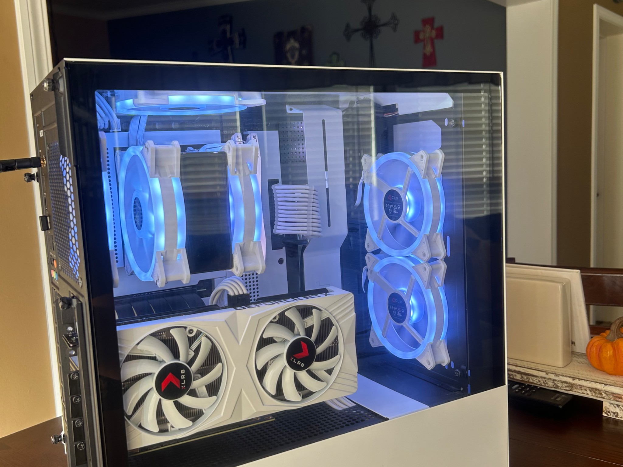4060ti+12600k, 32GB Ram, 1TB NVME Ssd, vertical mounted, all white NZXT build.