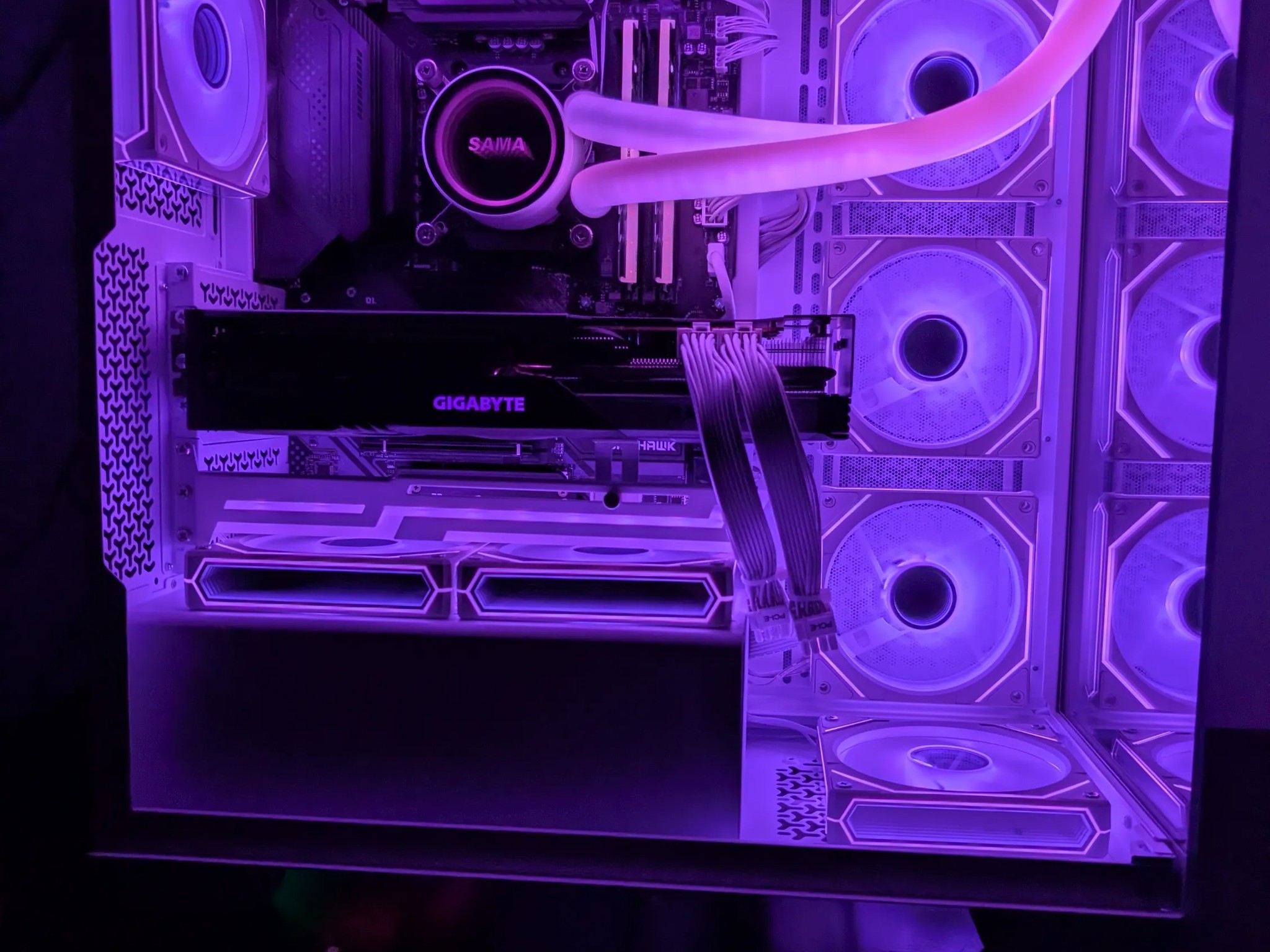 Ultimate Gamer PC - Ryzen 7 5800x3d | RX 7900 GRE | 32 GB DDR 4 4000 RGB | 1 TB NVME