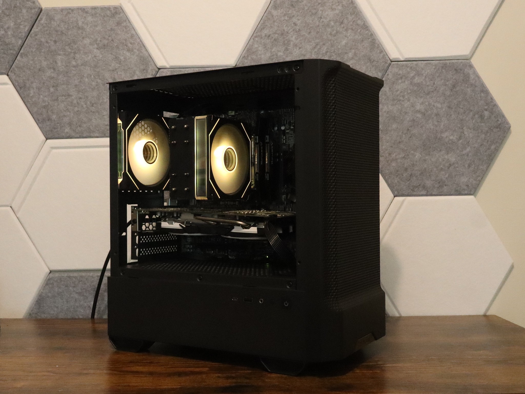 Gaming PC | RX 580 8gb | i7 7700 | 16gb DDR4 Ram | 850 gb storage | windows 11 & wifi