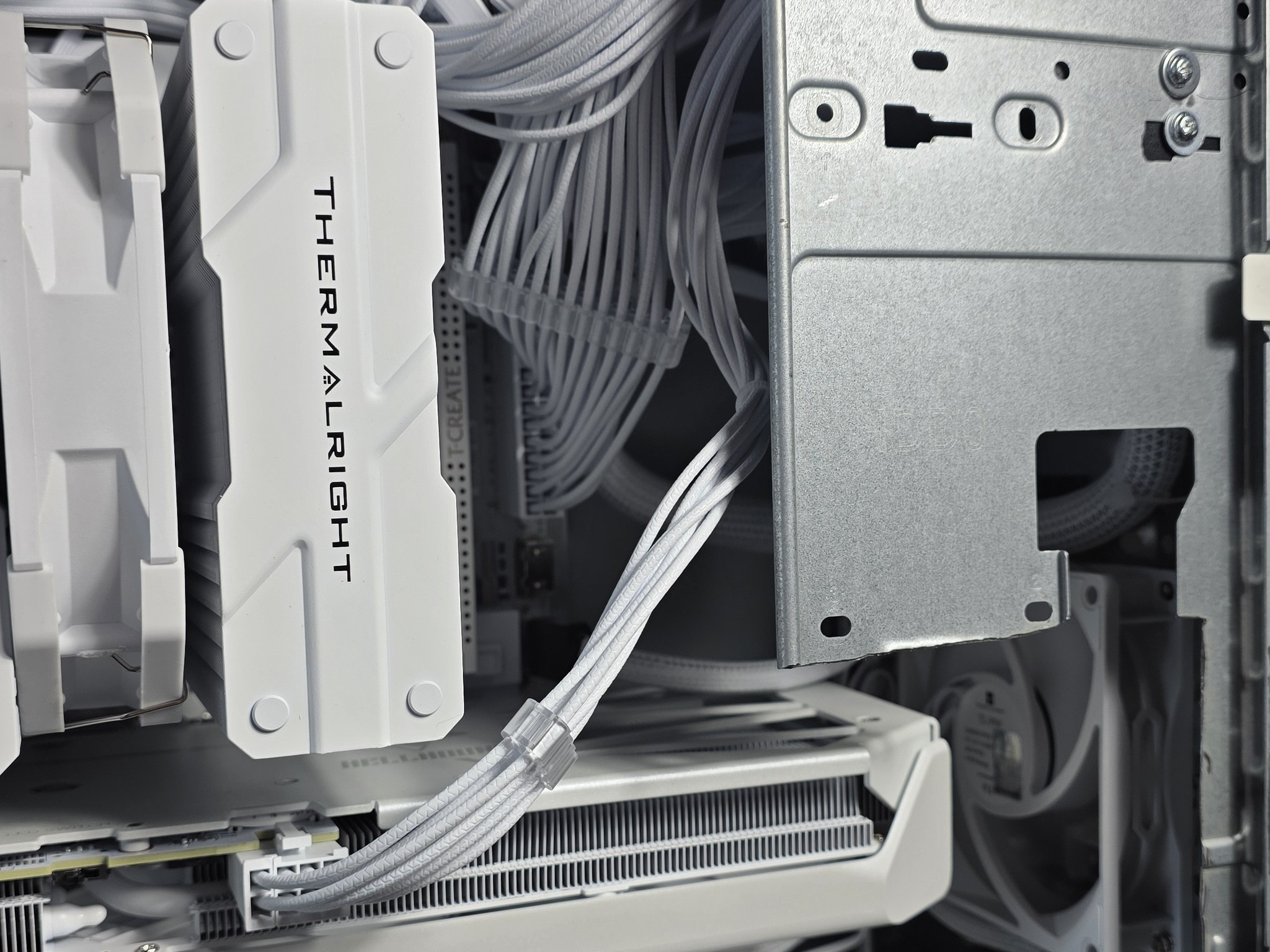 White Hi End Gaming PC Sleeper Custom AMD Ryzen 7 9700x RX 9060 xt 16gb 32gb ddr5 4TB NVME