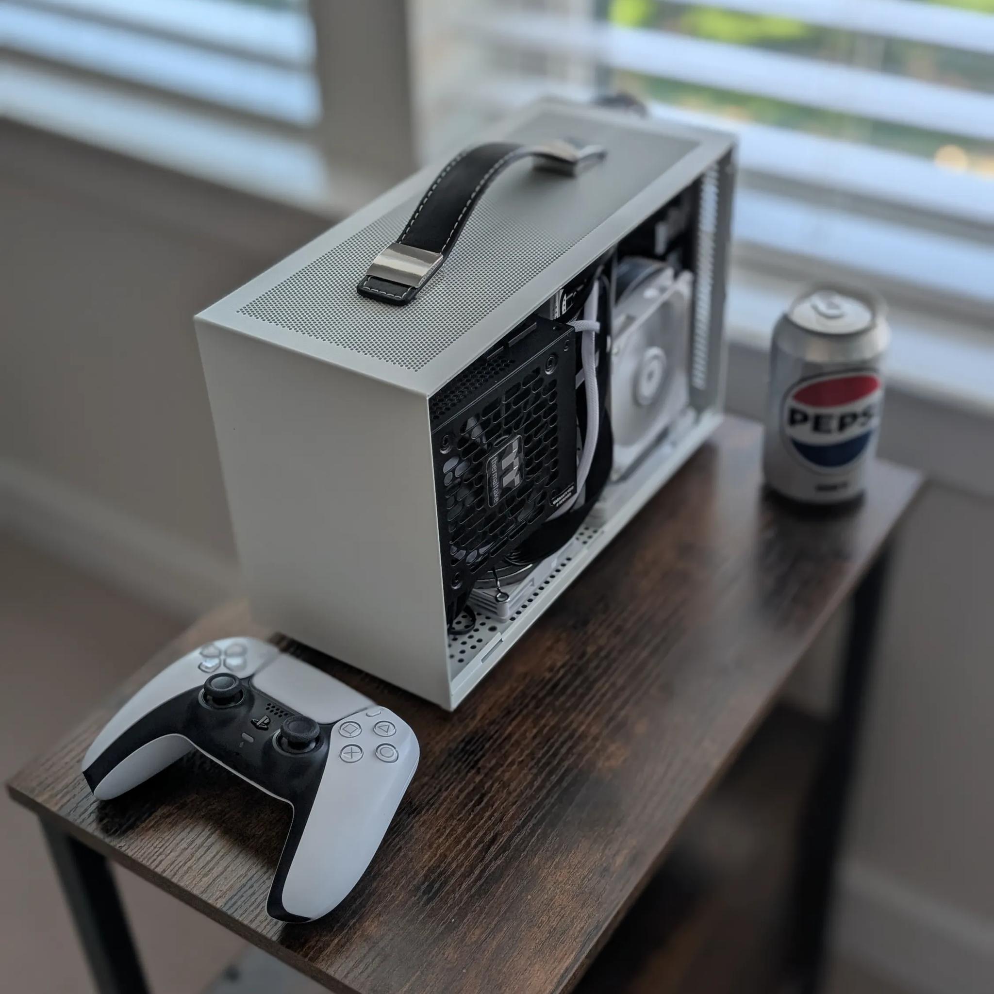 5070 + 9600X - Tiny White Mini ITX PC (8.1L) - Full size GPU