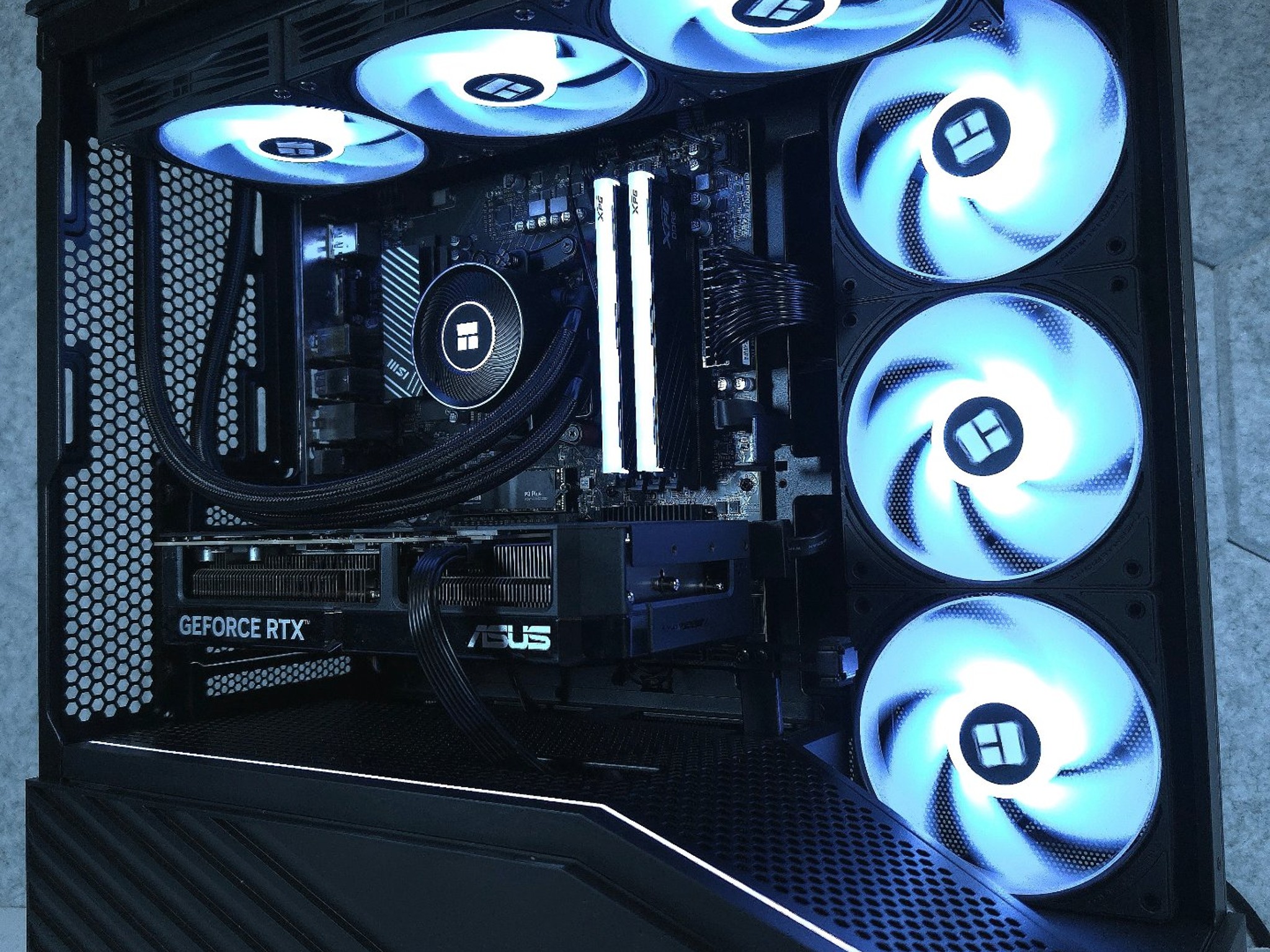 ASUS RTX 5070 🖤 Ryzen 7 9800X3D