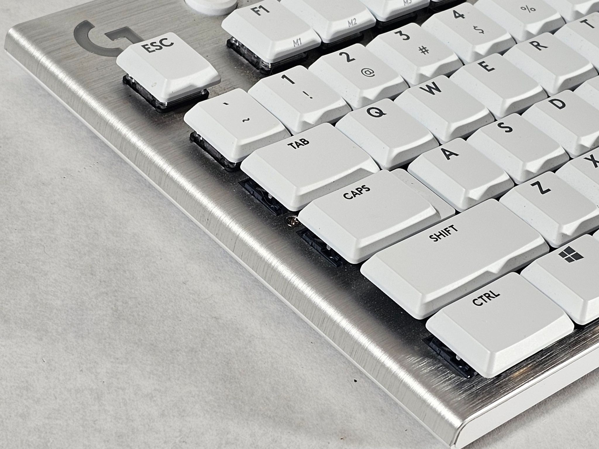 Logitech G915 TKL LIGHTSPEED Wireless RGB Mechanical Gaming Keyboard (Tactile) - White/Silver