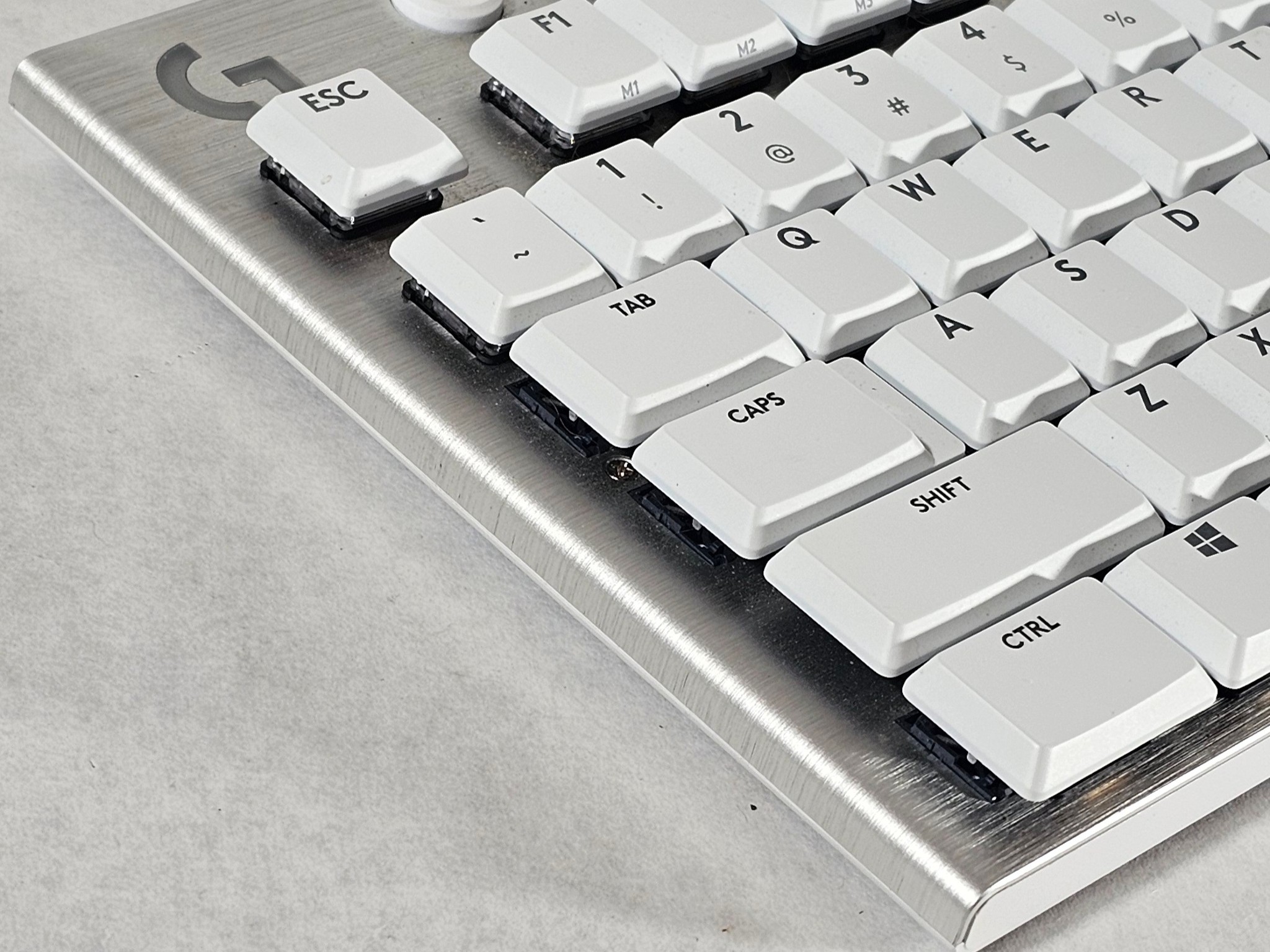 Logitech G915 TKL LIGHTSPEED Wireless RGB Mechanical Gaming Keyboard (Tactile) - White/Silver