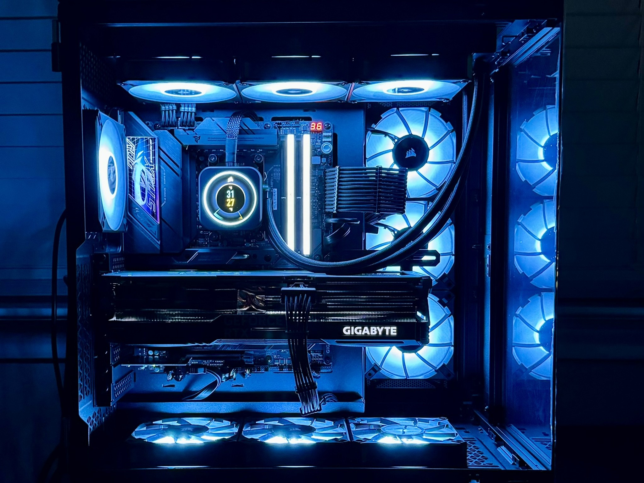 Corsair Pro Gaming PC | RTX 4090, Ryzen 7 7800X3D, 32GB DDR5 6000MHz, 3TB NVMe SSD, 1000w