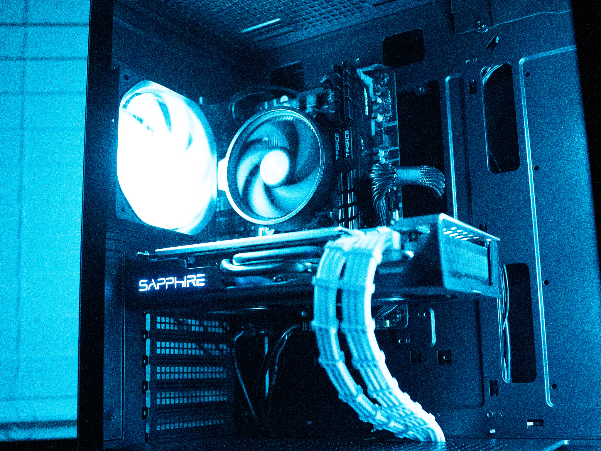 ⚫❄️ | RX 580 8GB | RYZEN 5 1600 | 16GB DDR4 RAM | 1TB NVME SSD | Arctic Blizzard