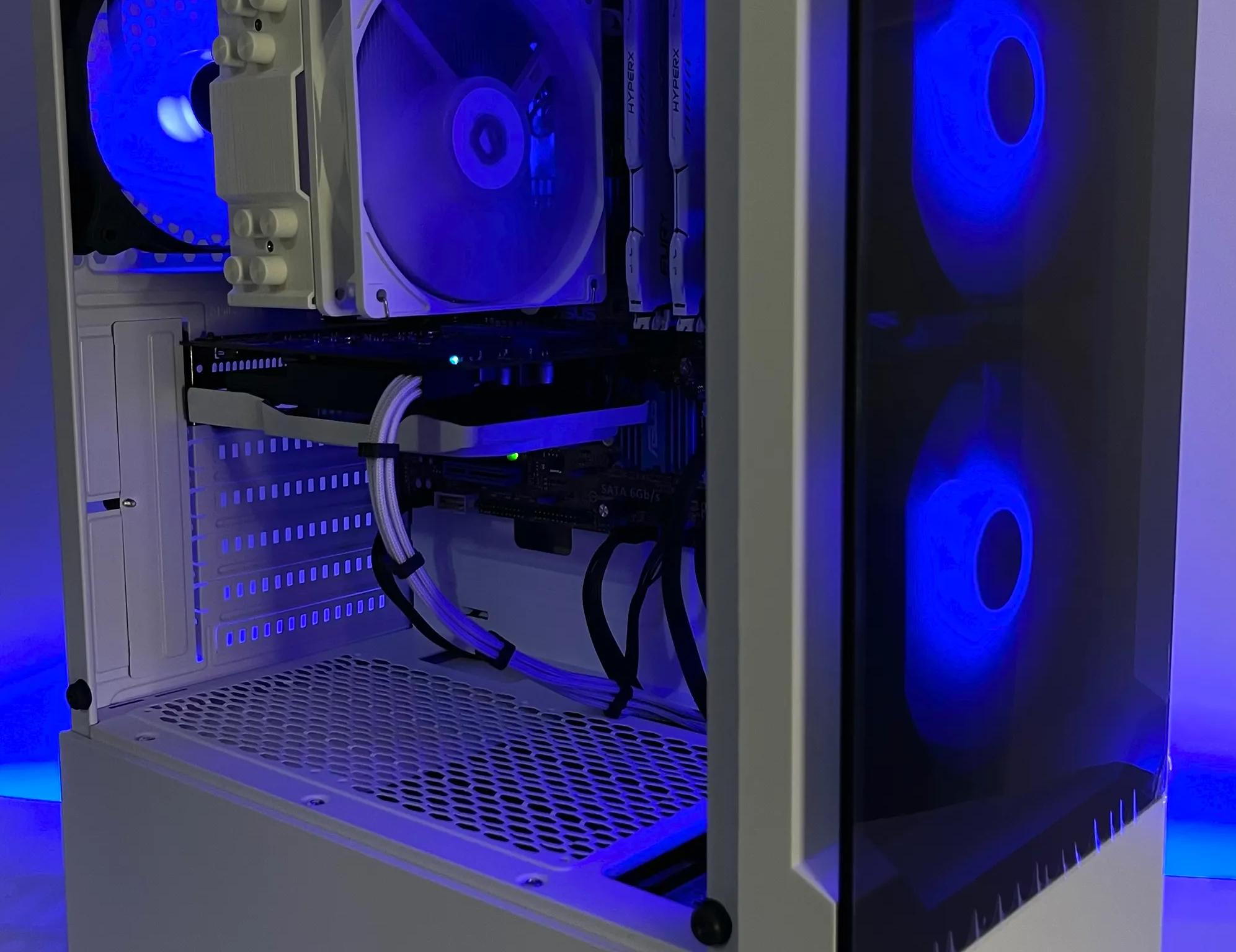 White RGB i7 Gaming PC (E3-1230 v2, 16GB RAM, RX 560, 256GB SSD/1TB HDD