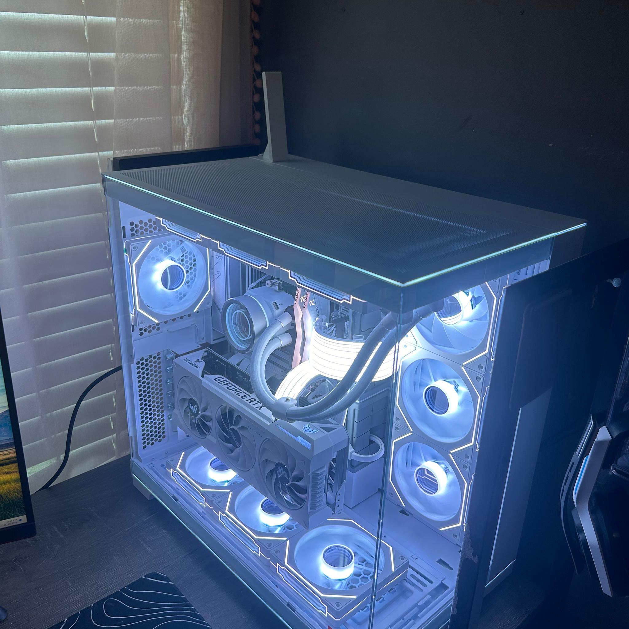 4070 ti super, 7900x, 32GB ram, 2TB Nvme, lian li all white pc build