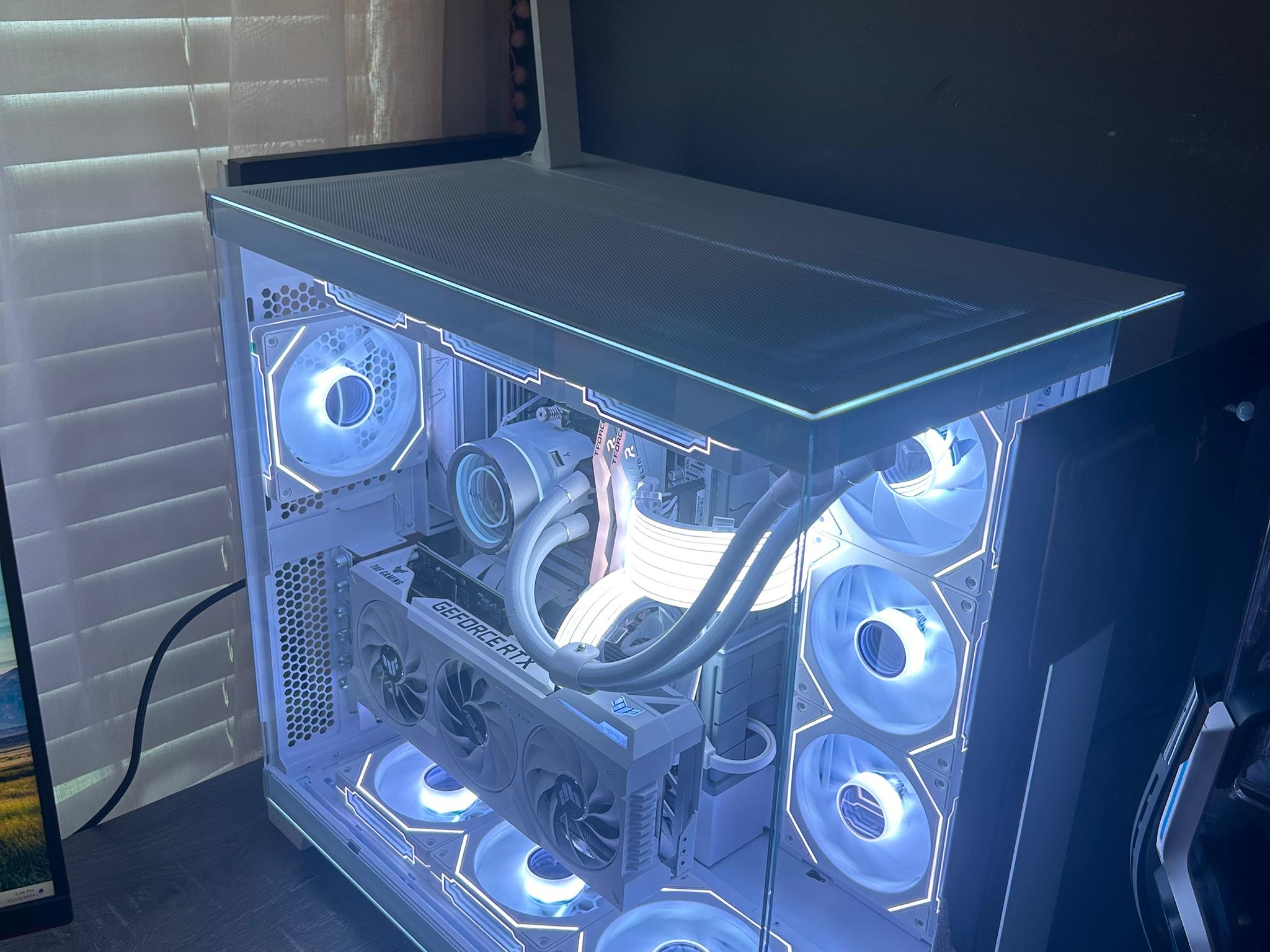 4070 ti super, 7900x, 32GB ram, 2TB Nvme, lian li all white pc build