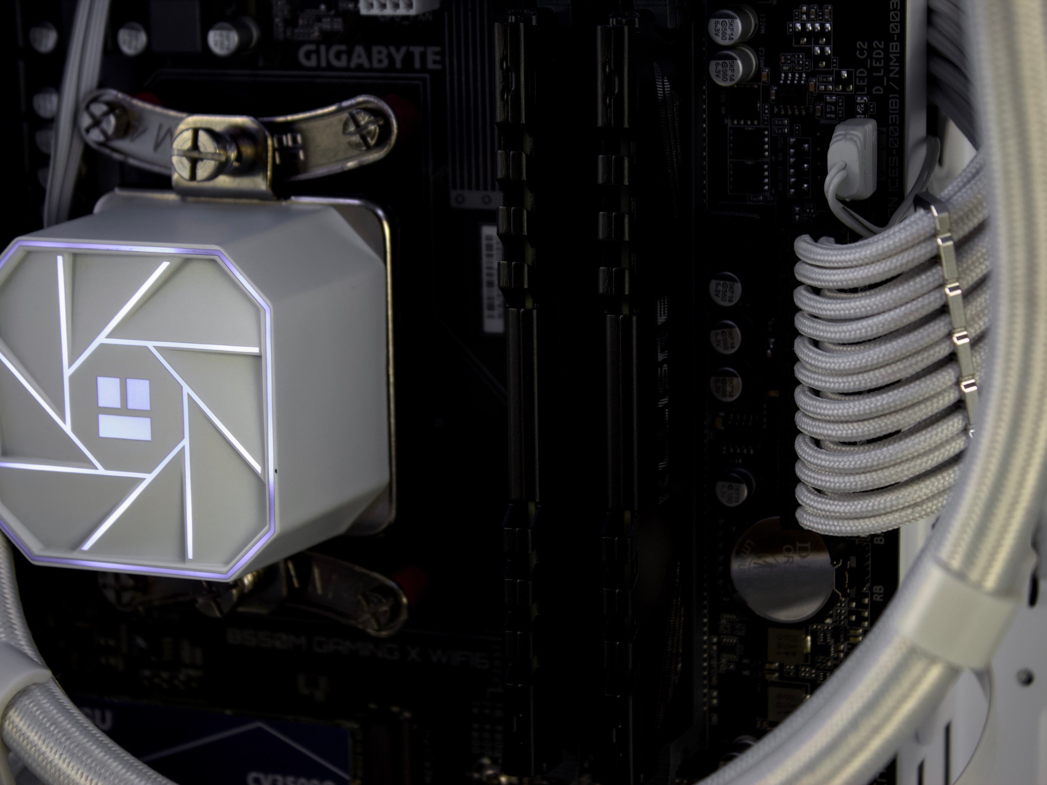 🧊❄️🧊 White Gaming PC – RTX 5060 TI, Ryzen 7 5700X, 32GB RAM, 1TB SSD - WiFi, BlueTooth 🧊❄️🧊