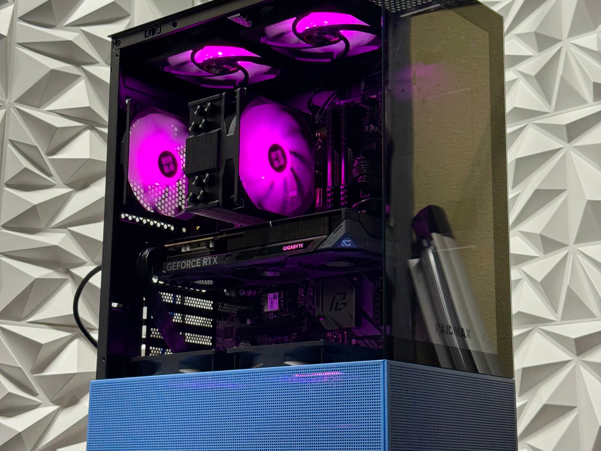 RTX 5060 / Ryzen 5 5500 / 16GB 3600MHz DDR4 / 1TB Nvme ssd / Windows 11 Pro