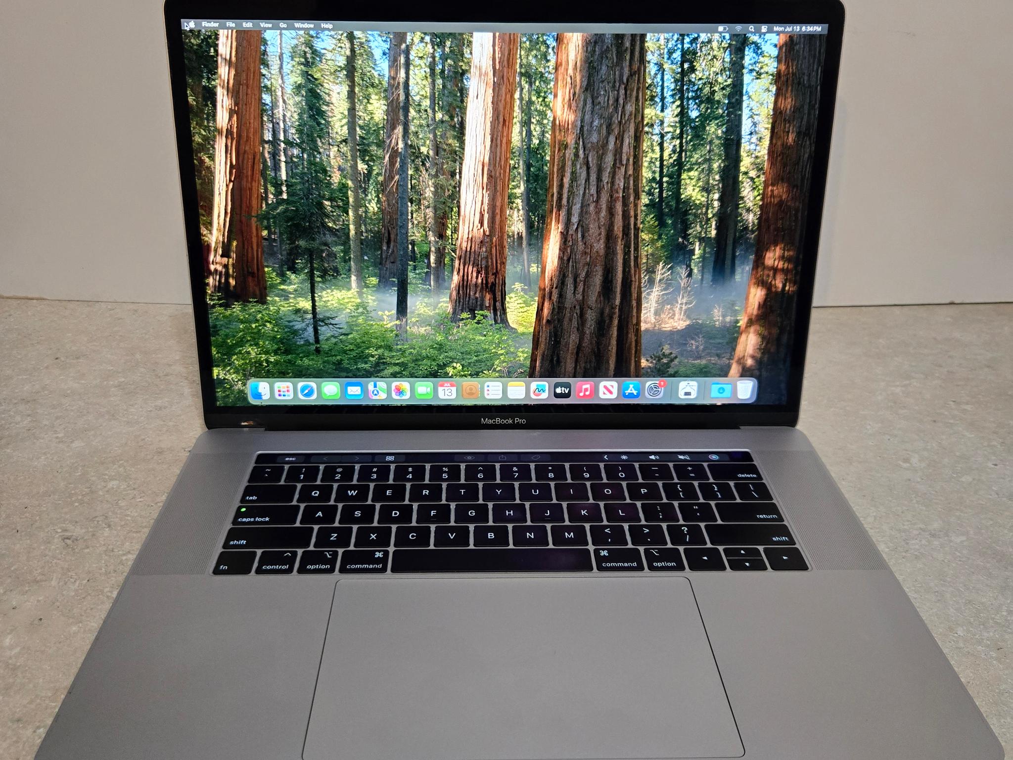 Apple Macbook Pro 15 inch Laptop - 2018 - intel i7 - 512GB SSD - Model A1990