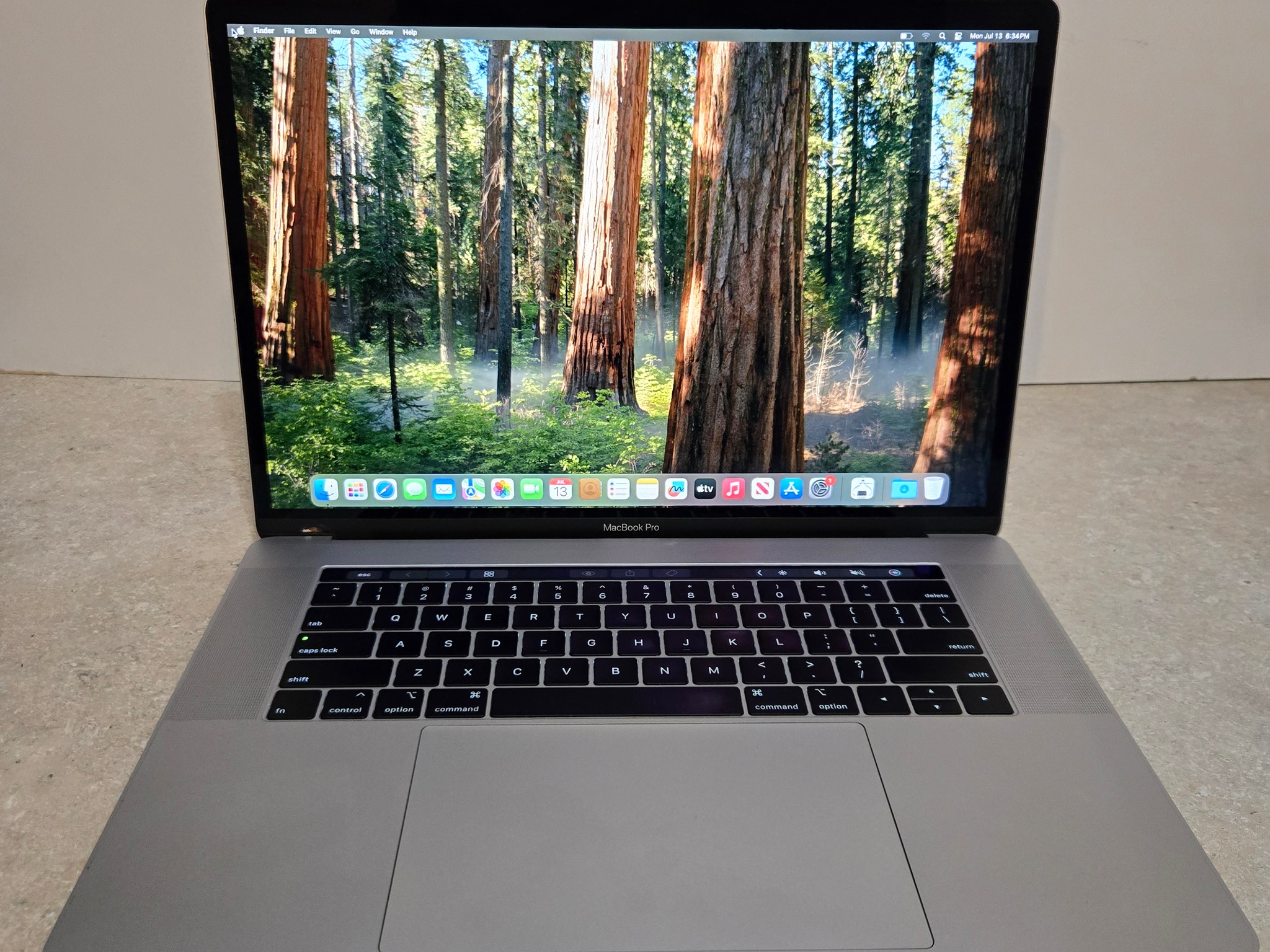 Apple Macbook Pro 15 inch Laptop - 2018 - intel i7 - 512GB SSD - Model A1990