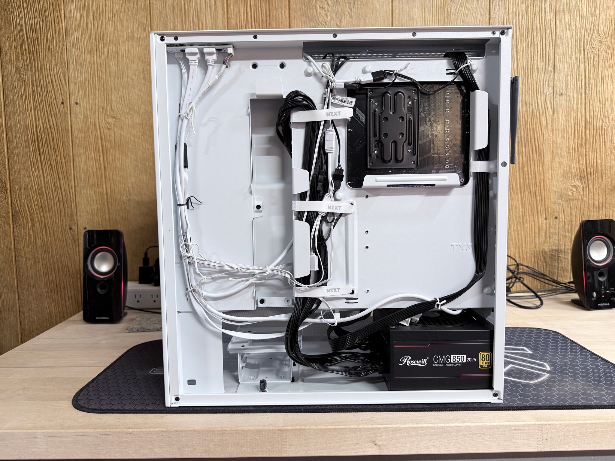 AMD Ryzen 7 7800X3D, 32GB 6000 MT/s, 1TB, RX 6800 XT 16GB - Beautiful Gaming PC!