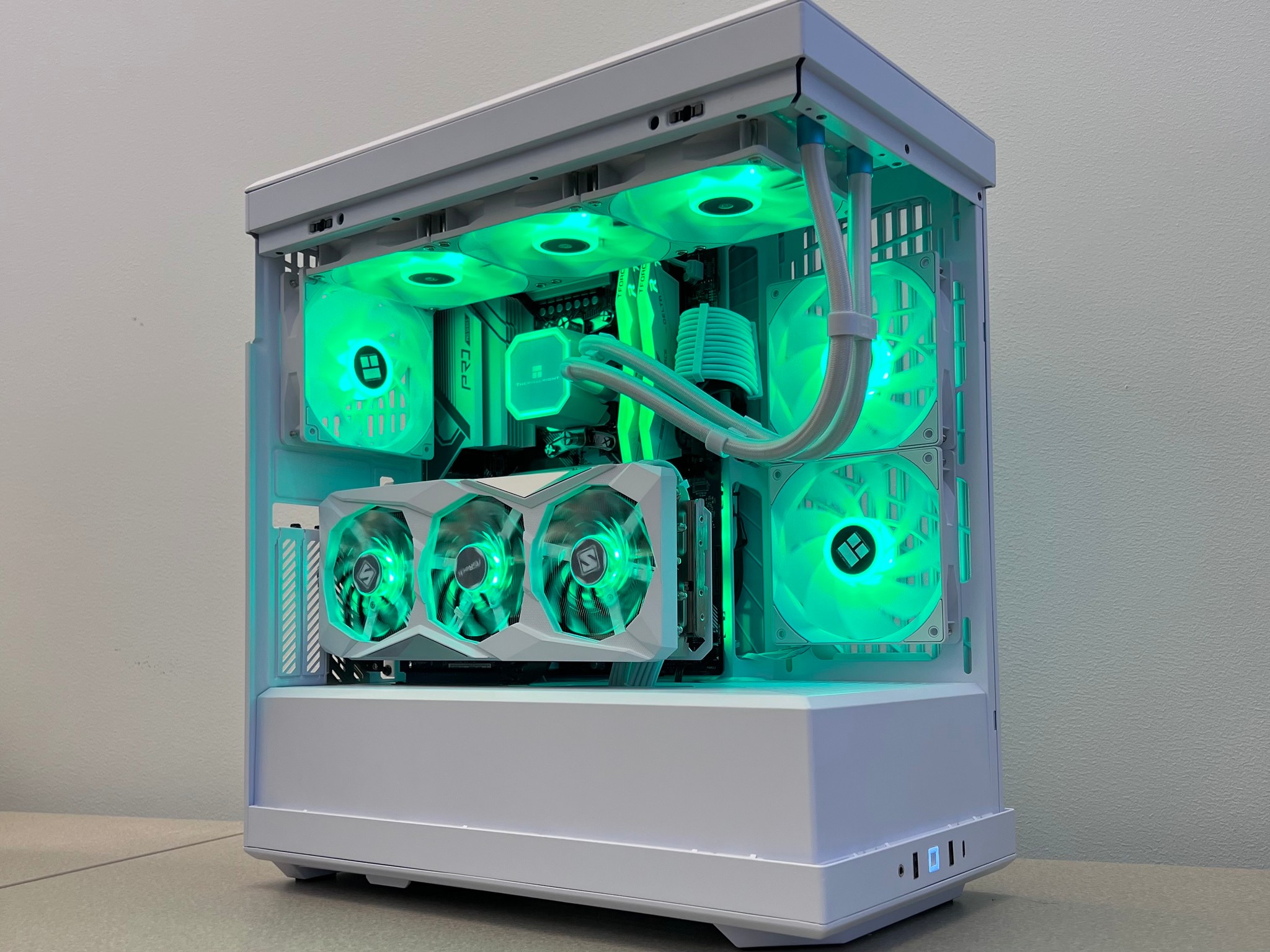 ❄️❄️GLACIER❄️❄️RX 7900 GRE 16 GB🧊RYZEN 7 7700X🧊32 GB DDR5🧊1 TB GEN 4🧊WIFI🧊WINDOWS 11
