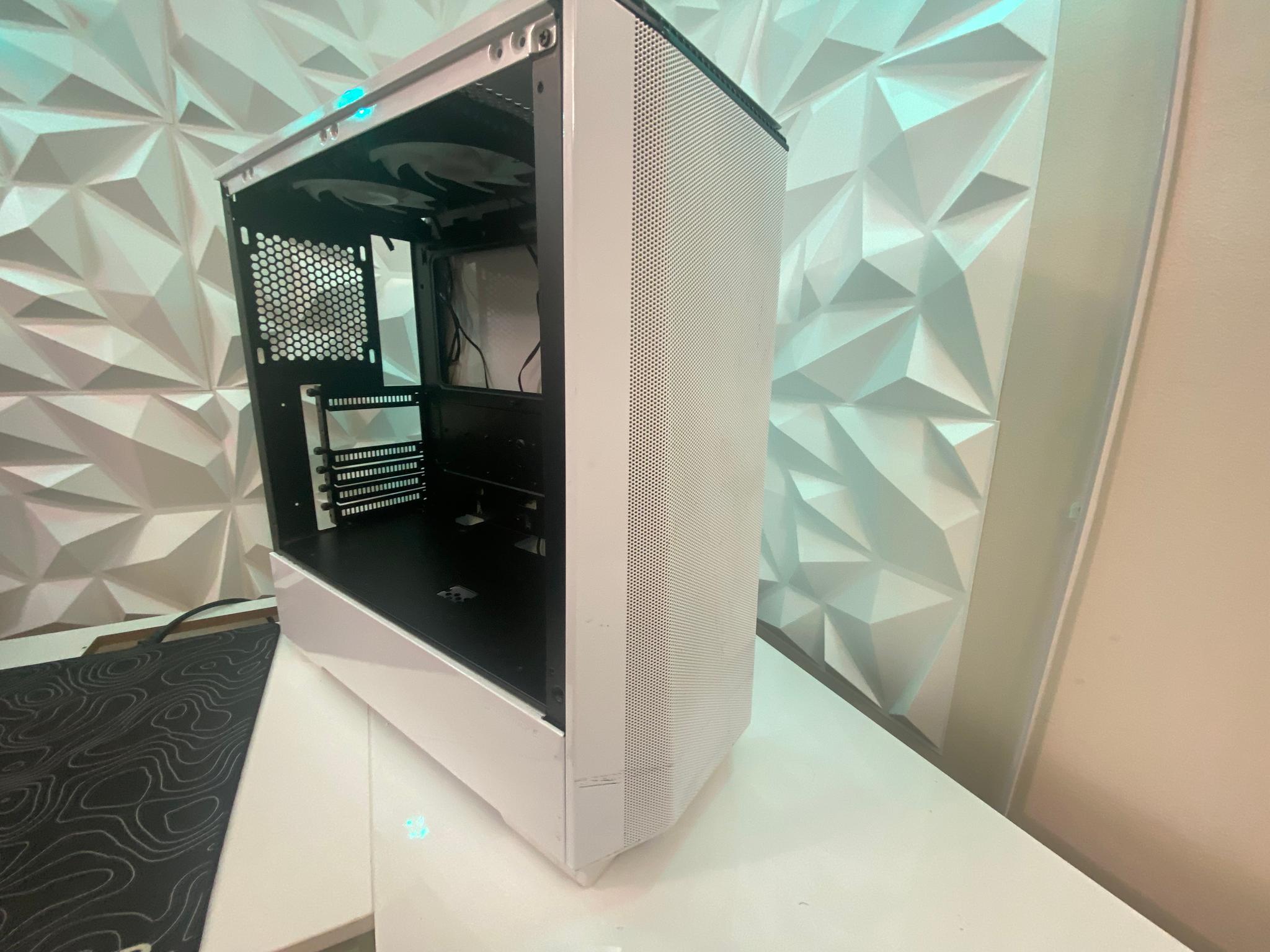 White ATX Mid Tower PC Case (Used, Missing Front Glass)