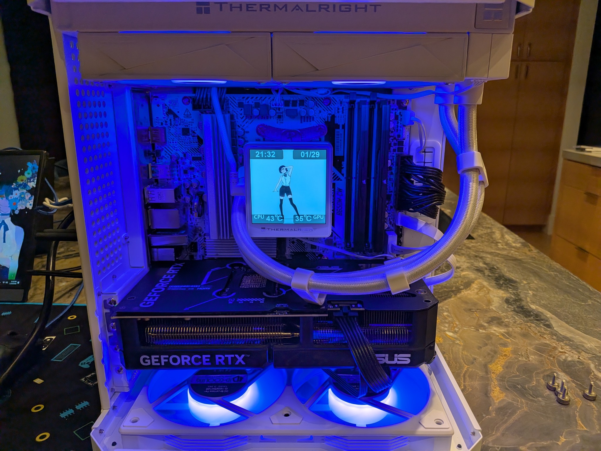 Bomb Devil Snow - RTX 5070, Ryzen 5 9600X, 32 GB DDR5 RAM, 2 TB Gen 5 NVME, RGB, Liquid Cooled