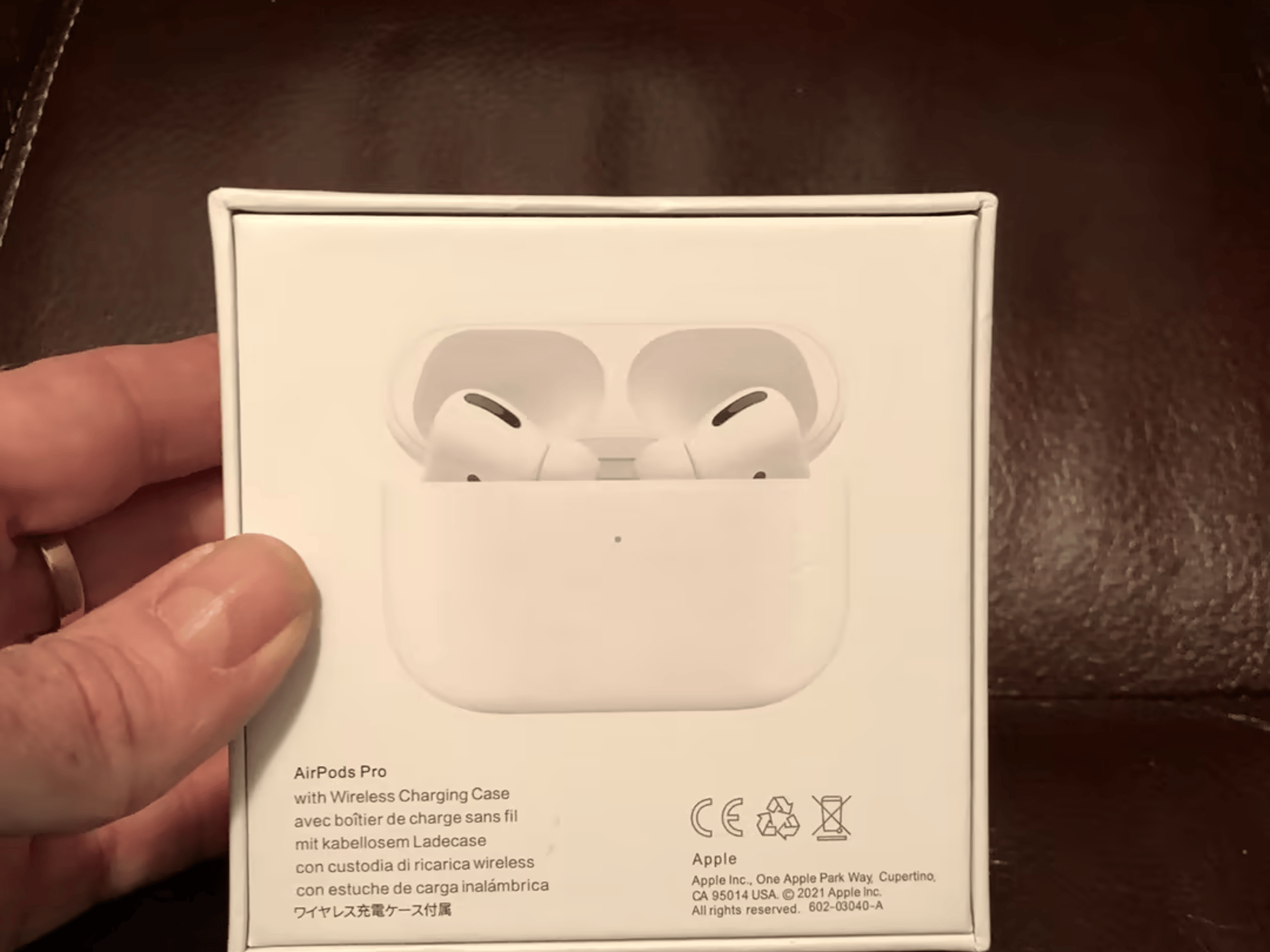 New Apple AirPods Pro w/ mag.case 