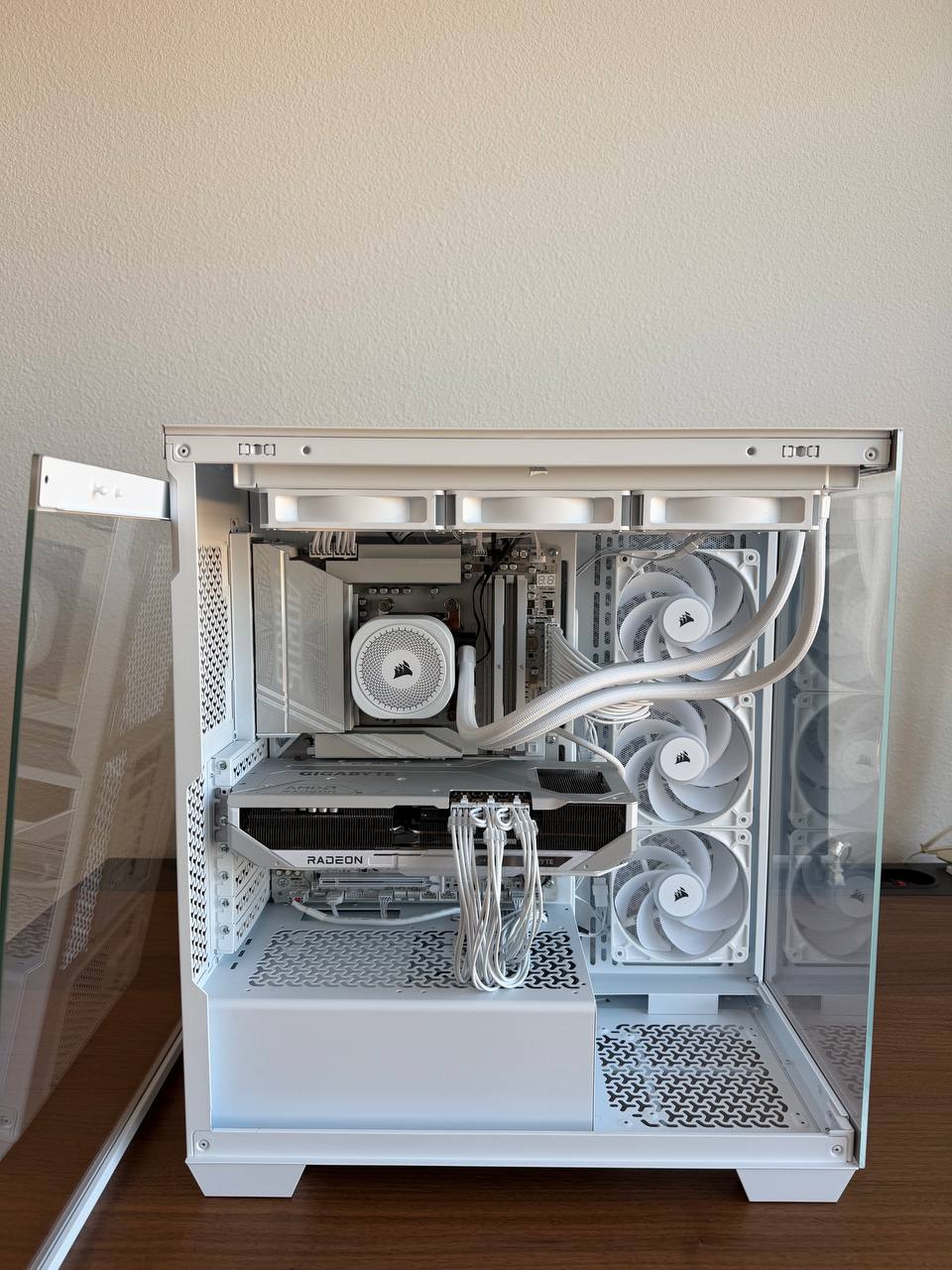 High-End Gaming PC - AMD Ryzen 7 9800X3D / AMD RX 9070 XT / 32GB DDR5 RAM