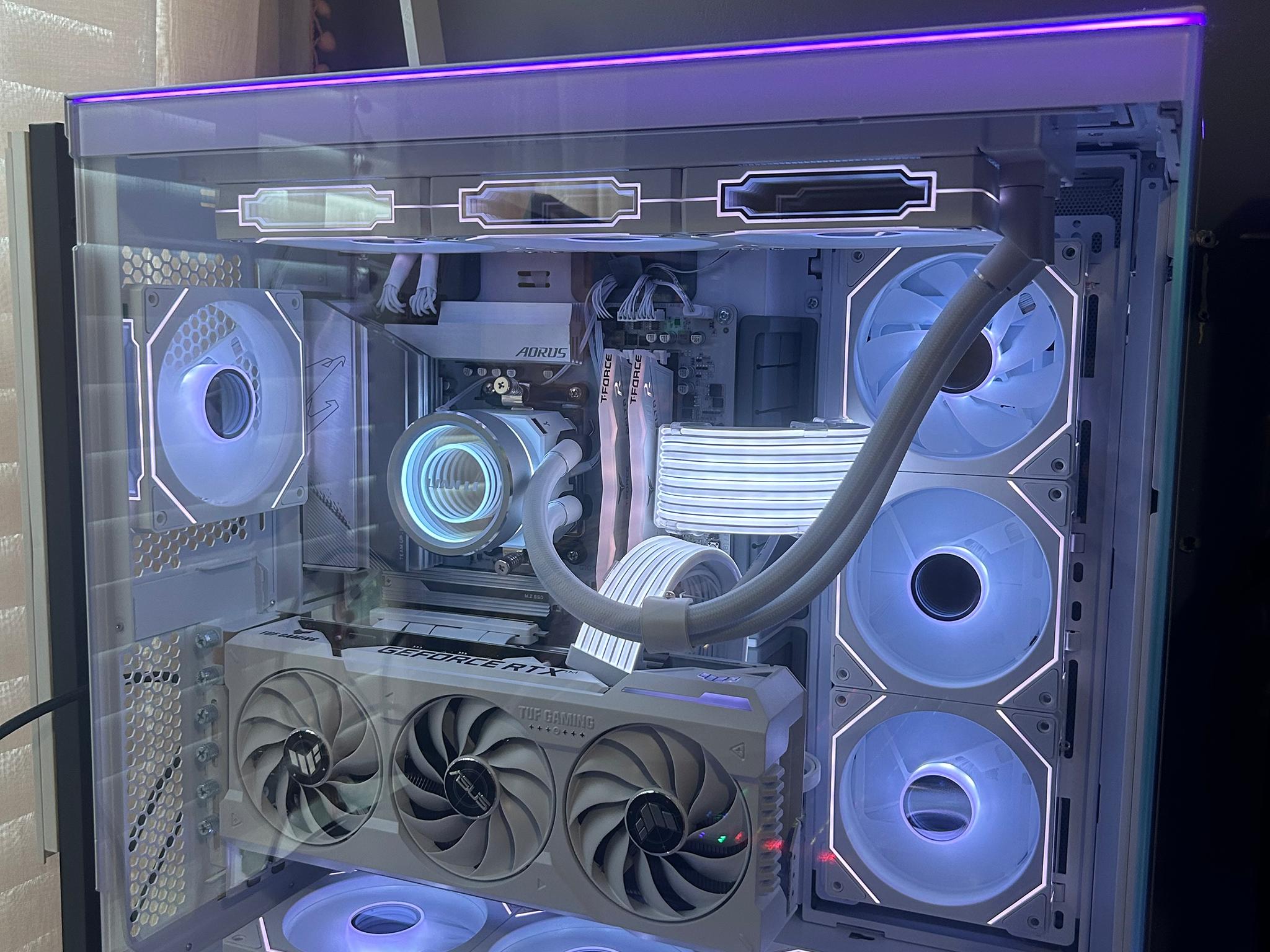 4070 ti super, 7900x, 32GB ram, 2TB Nvme, lian li all white pc build