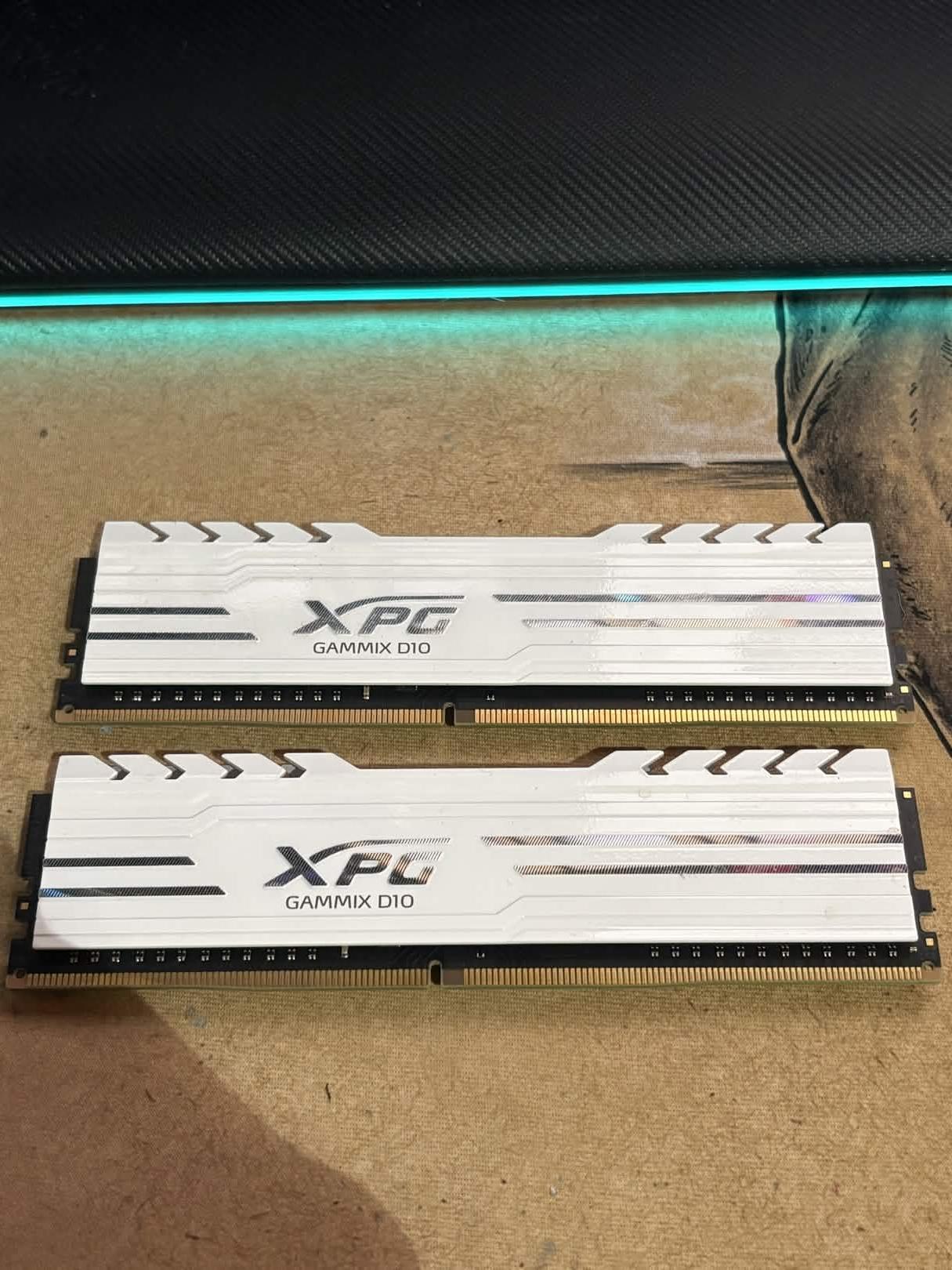 XPG Gammix D10 16 GB (2×8 GB) DDR4-3000 MHz