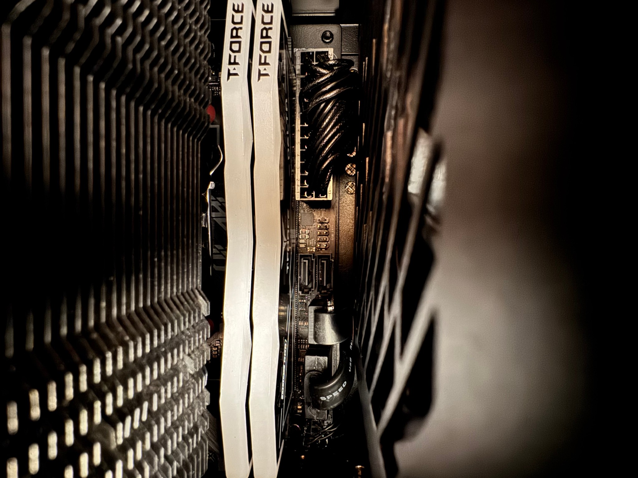 Luxury "Steam Machine" Ryzen 5 7600X3D Powercolor 9060 XT 32GB 1TB SteamOS 4K60 SFF Gaming Console