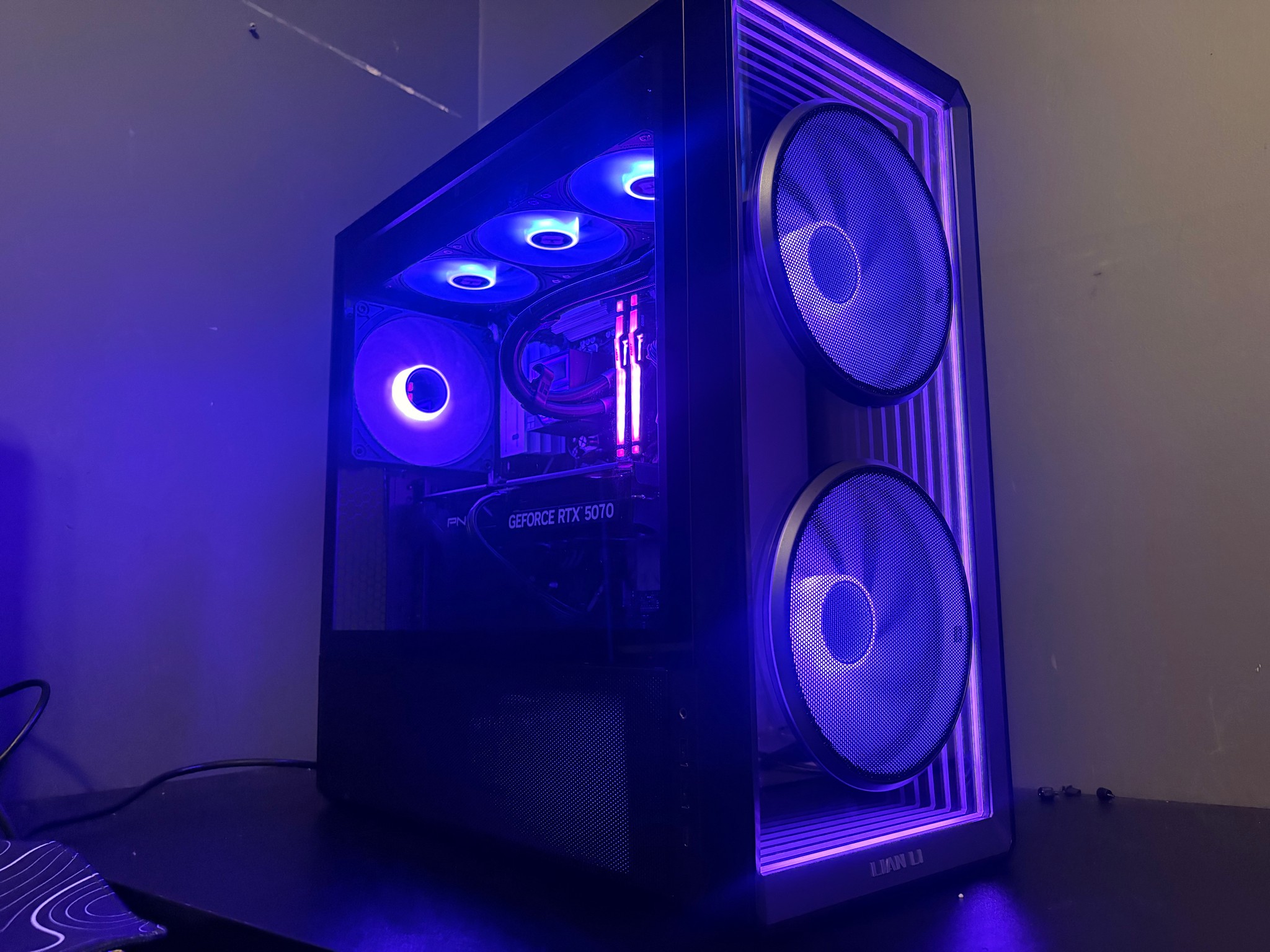 5070 Ti/Ryzen 7 9800x3D/32GB/2TB NVMe/lian li Gaming Pc