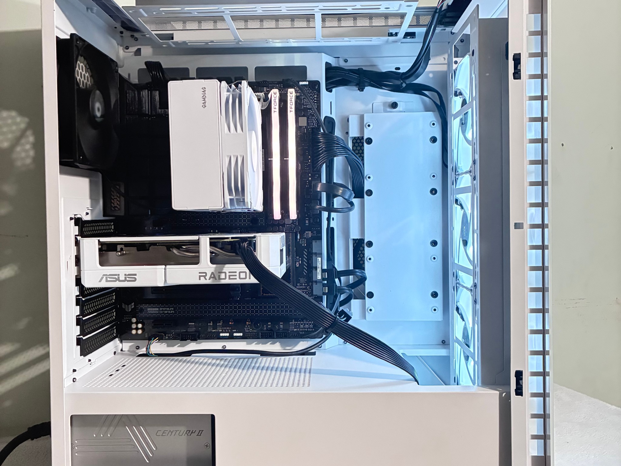 WHITE AM5 GAMING PC 7500F,9060XT 16G, 1TB NVME,1TB SSHD,1TB HDD