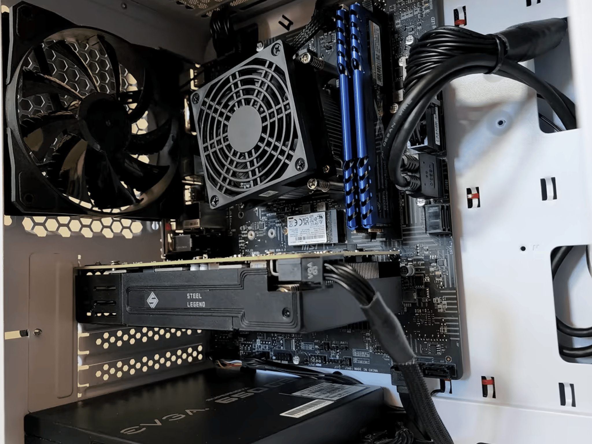 Intel Core i3 10100F // AMD Radeon RX5500 4GB // Silicon Power 16GB 3200MHz