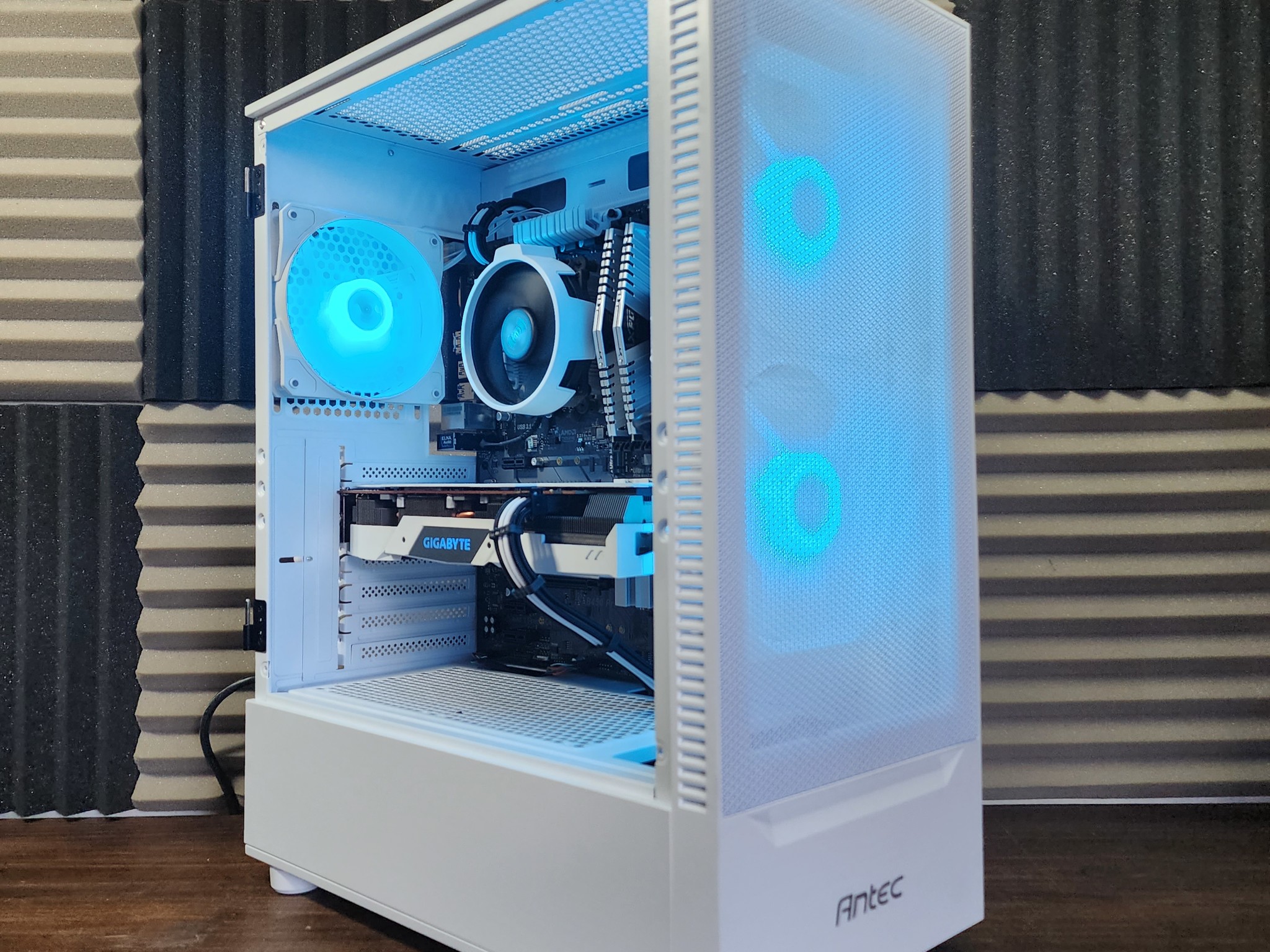 🧊🤍🧊 AMD Ryzen 7 1700 // Gigabyte Radeon RX 5700 8GB // XPG Z1 16GB 3200MHz