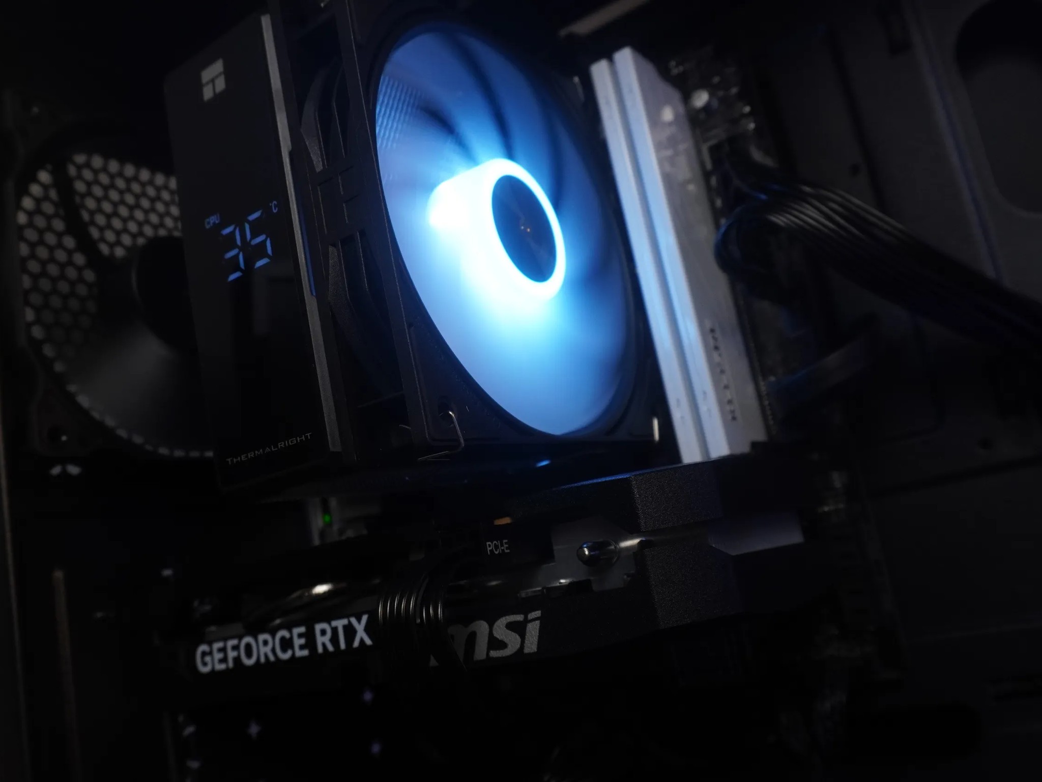 🖤STEALTH🖤 1440/1080p NEW GEN GAMING MACHINE 💚RTX 5060 🧡 Ryzen 5 3600 | 32GB | 1TB | WIFI