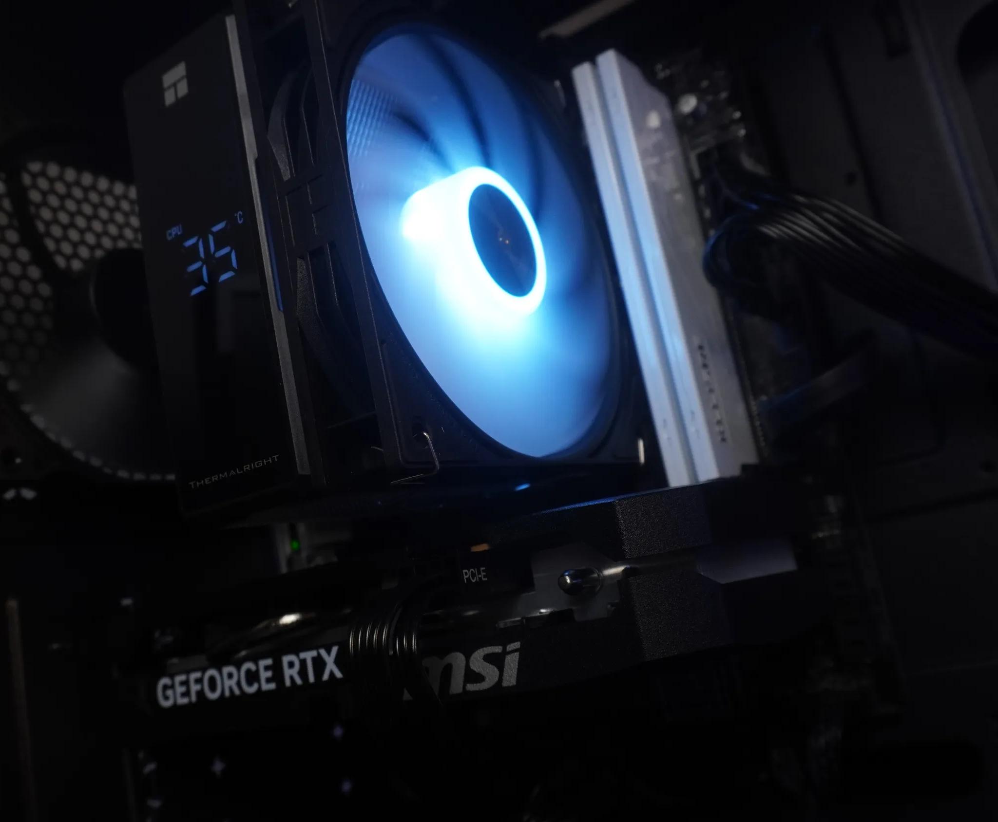 🖤STEALTH🖤 1440/1080p NEW GEN GAMING MACHINE 💚RTX 5060 🧡 Ryzen 5 3600 | 32GB | 1TB | WIFI