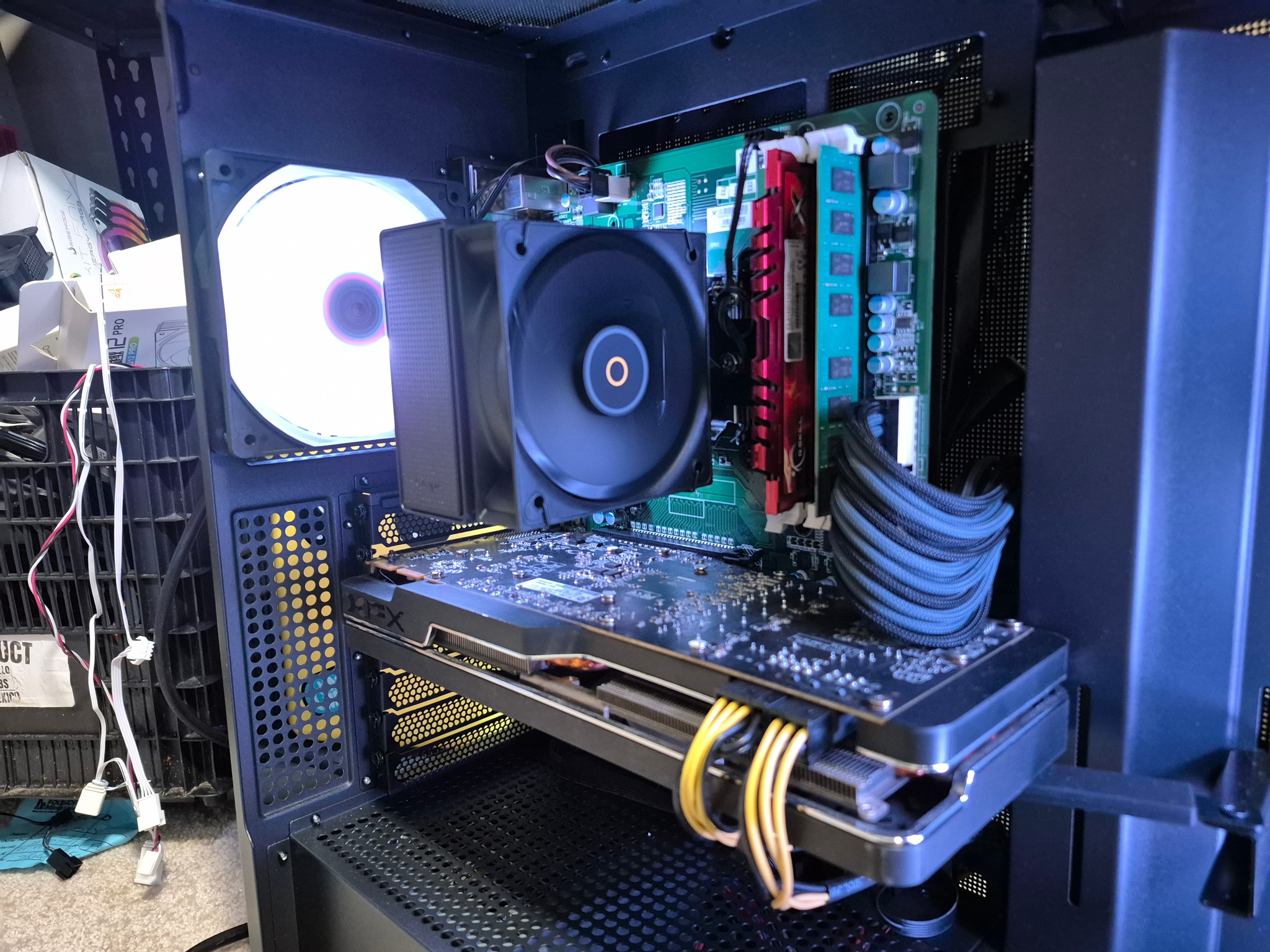 80 FPS Fortnite | i5-4590 , 16GB RAM, 480GB SSD, R9 280 3GB, RGB, Wifi