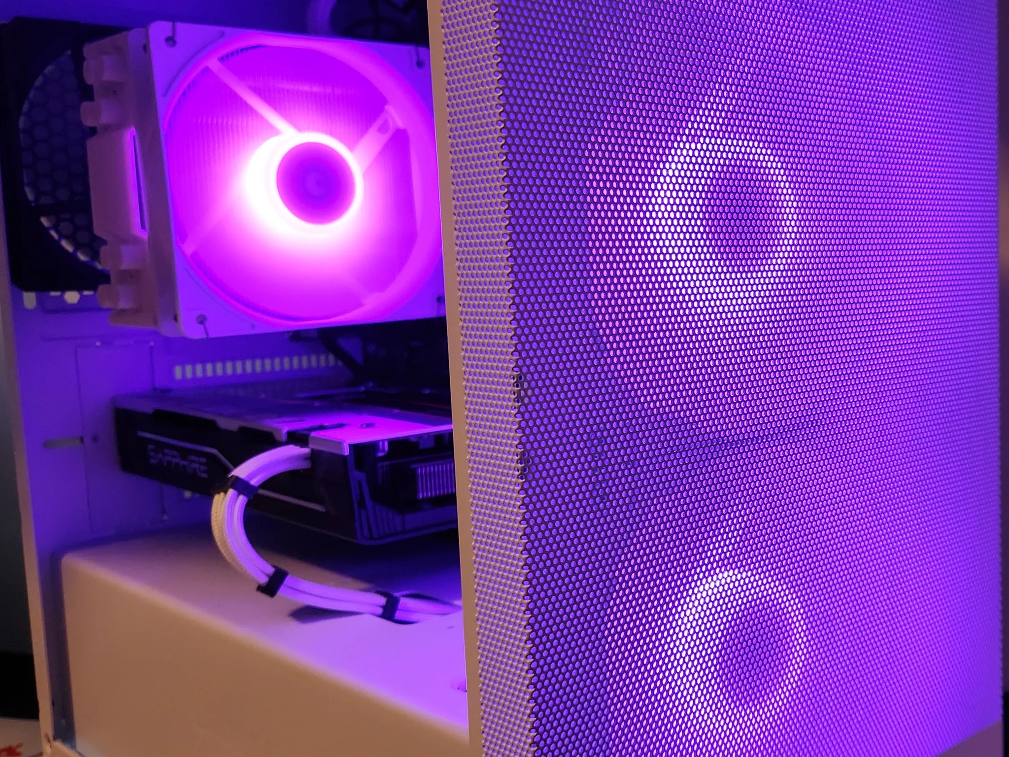 Frosty Mini Mesh PC Ryzen 5 / 16GB DDR4/ 1TB SSD / RX 580 8GB