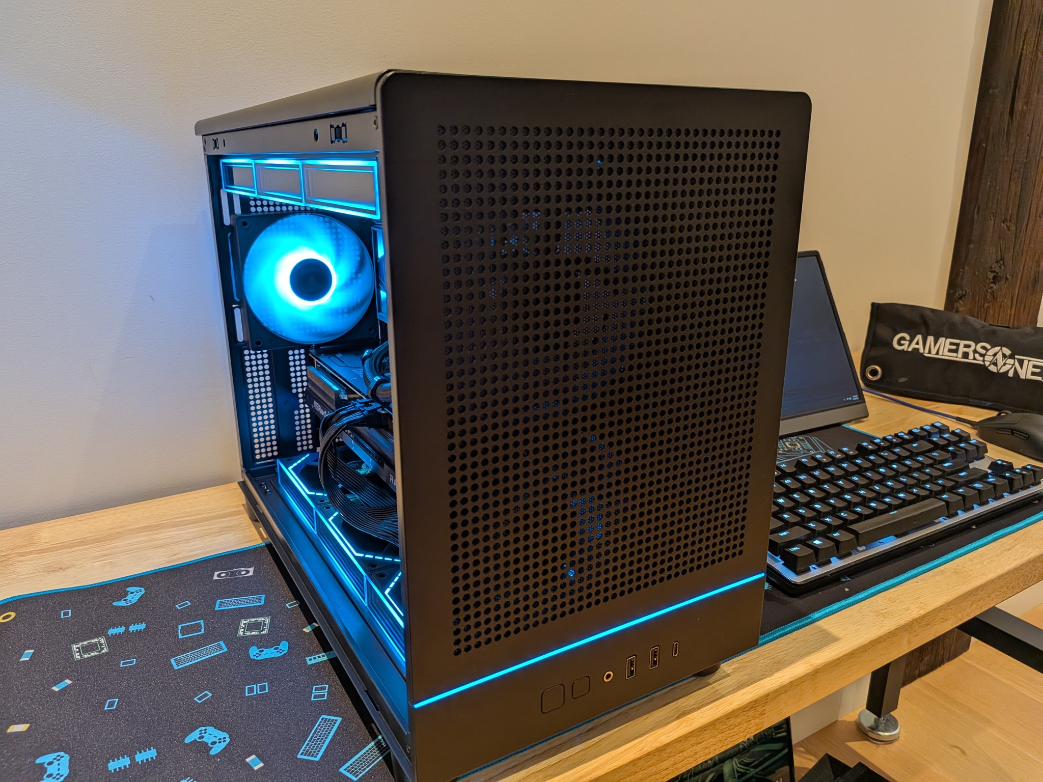 4K Aqua - RX 9070 XT, Ryzen 7 9700X, 32 GB DDR5 RAM, 2 TB Gen 4 NVME, Liquid Cooled, RGB