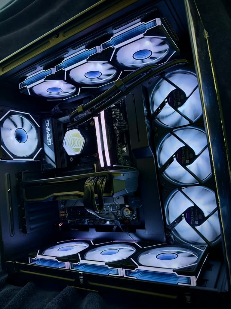 Gaming PC – Ryzen 7 7700X | RX 7900 XT 20GB | 32GB DDR5-6000 | 2TB NVMe | NZXT H9 Flow